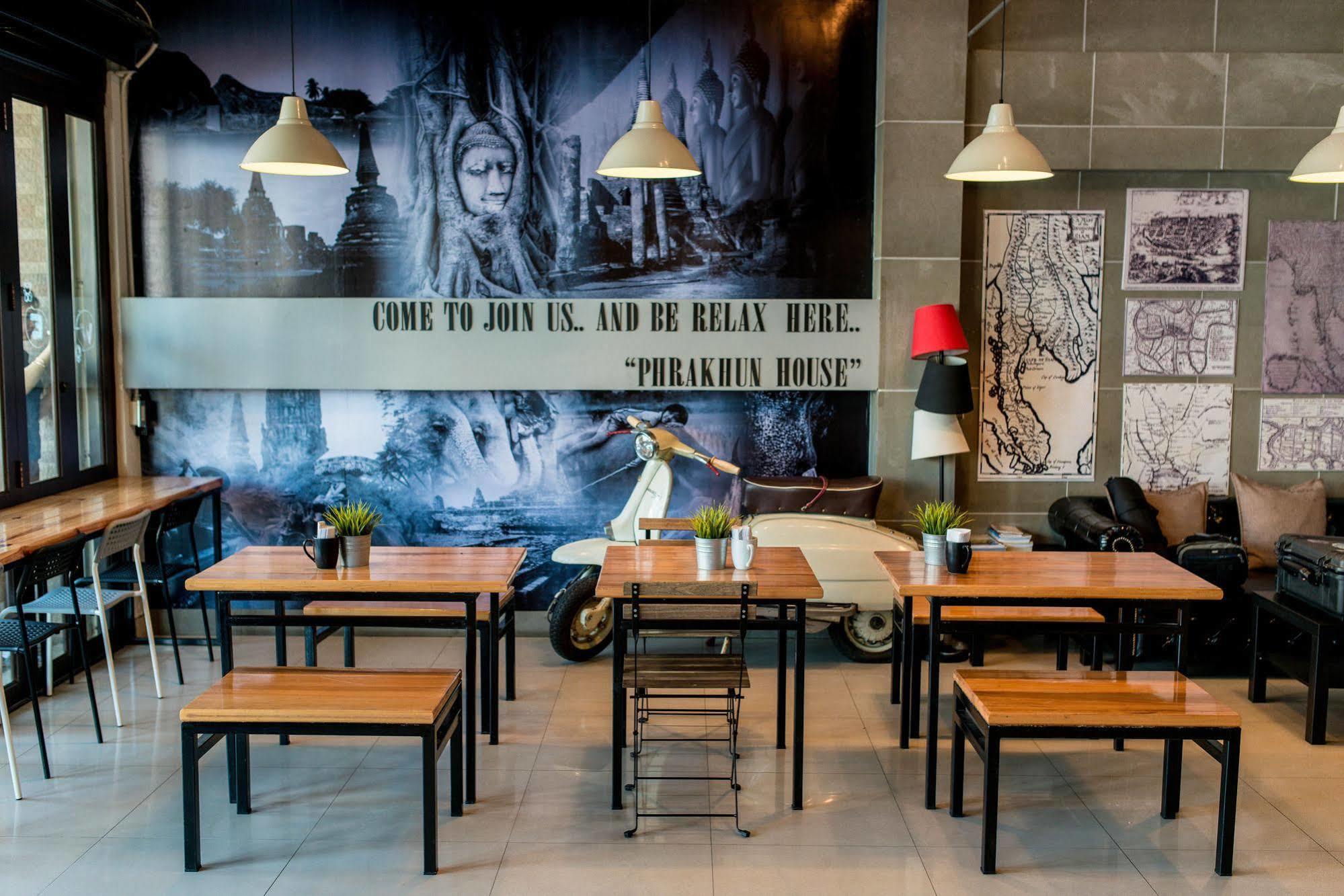 Pine Cafe'&bed
