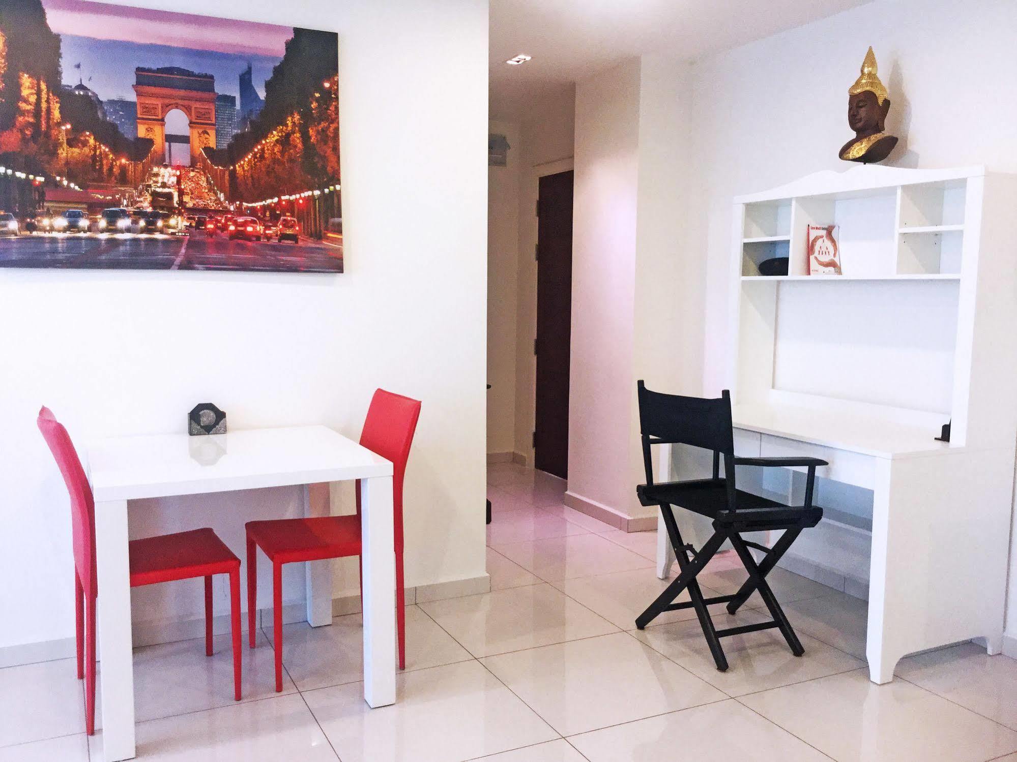 Apartment Art On The Hill By Sunny Rentals
