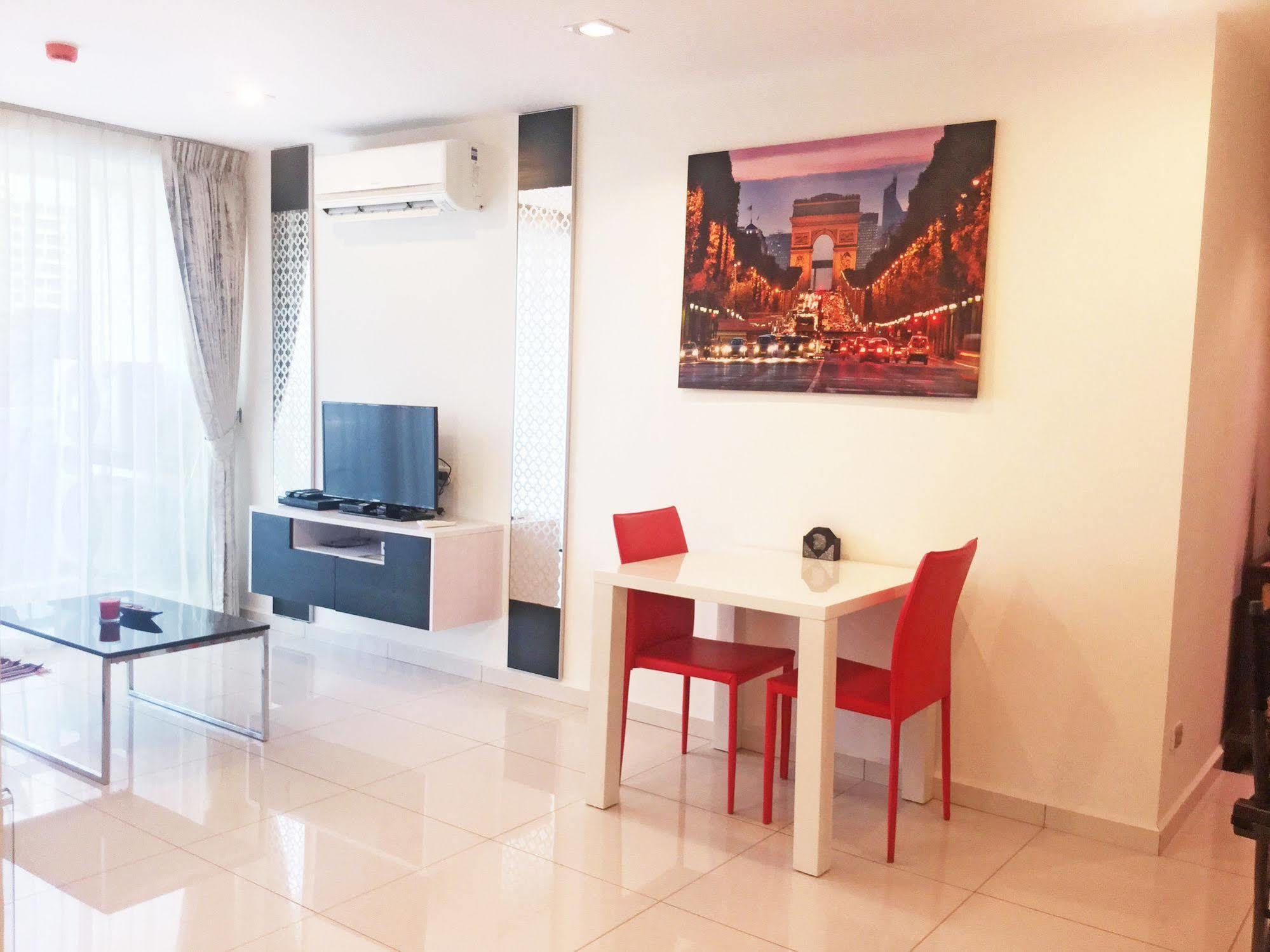 Apartment Art On The Hill By Sunny Rentals
