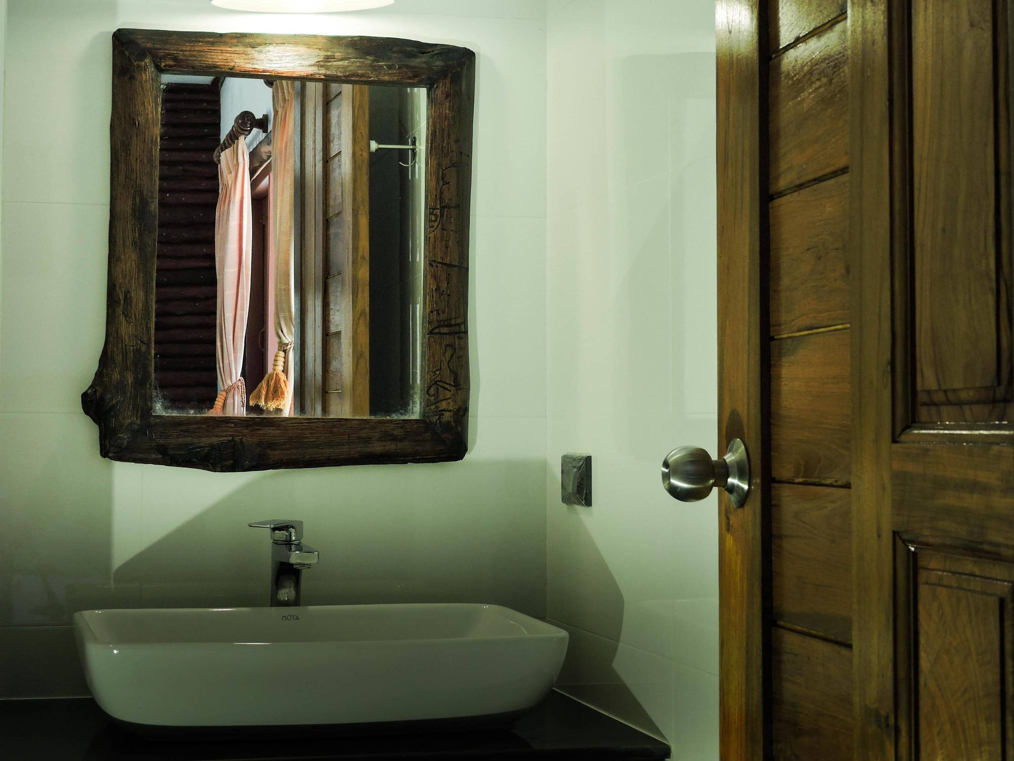 Alongkot Hotel 2*
