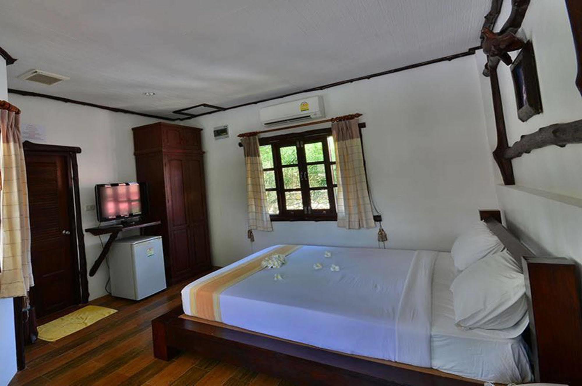 Alongkot Hotel 2*