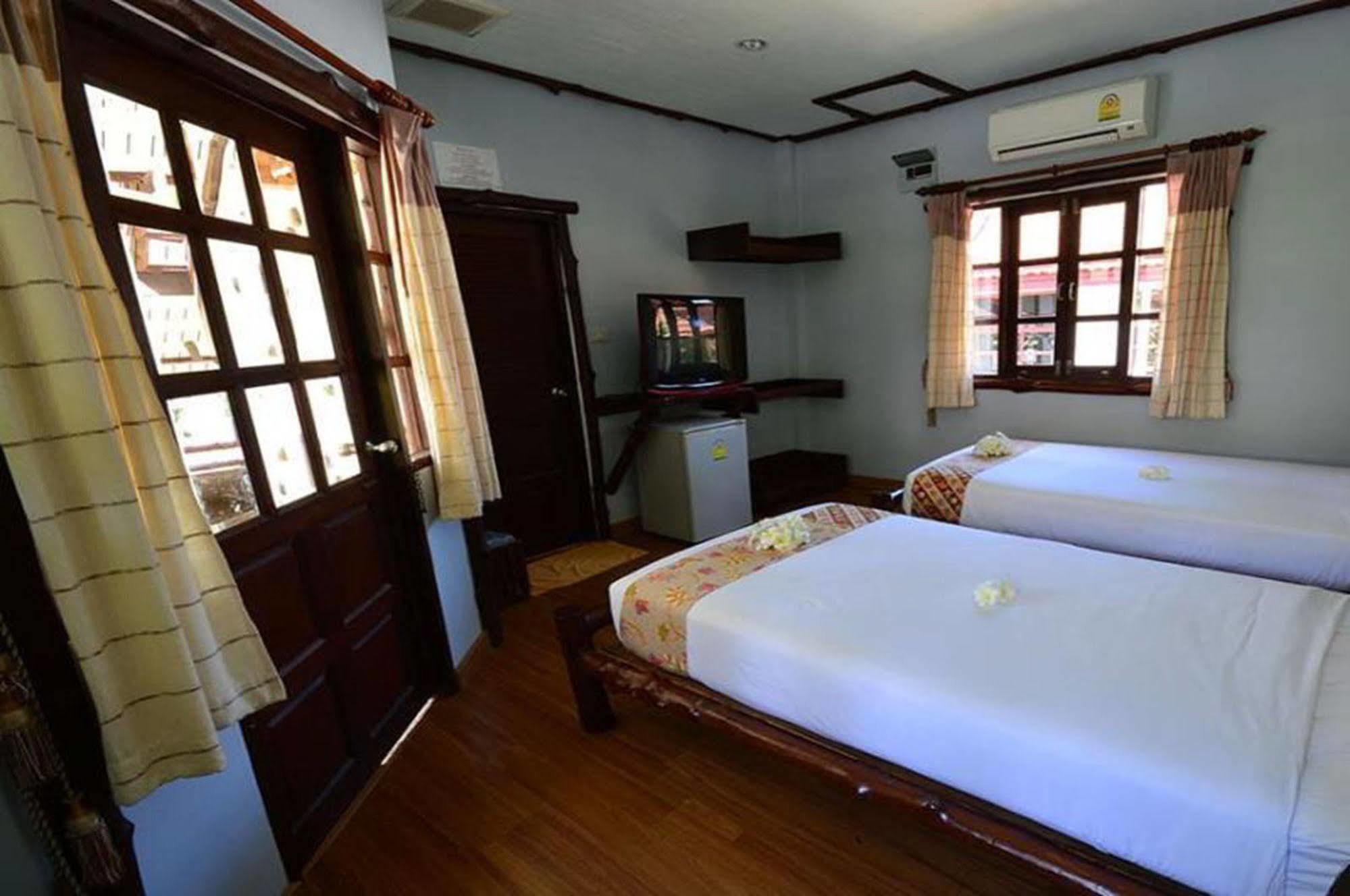 Alongkot Hotel 2*