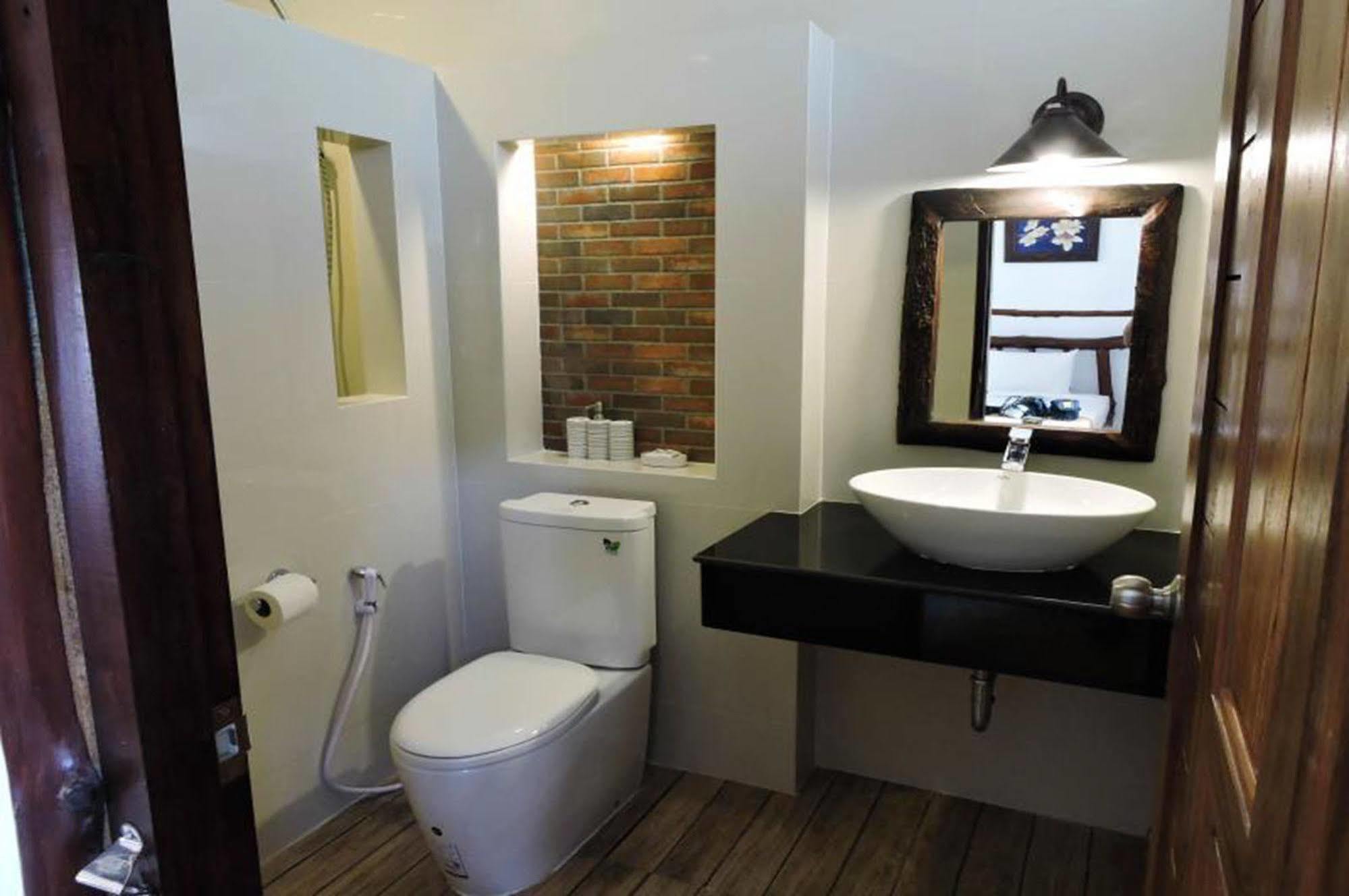 Alongkot Hotel Khanom