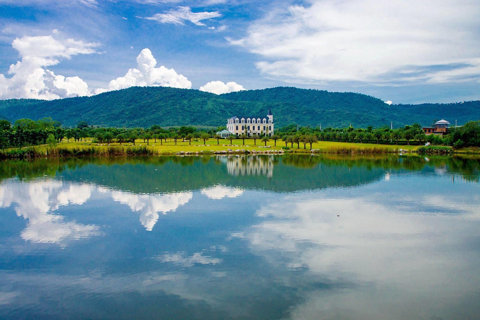 Chateau De Khaoyai & Hotel