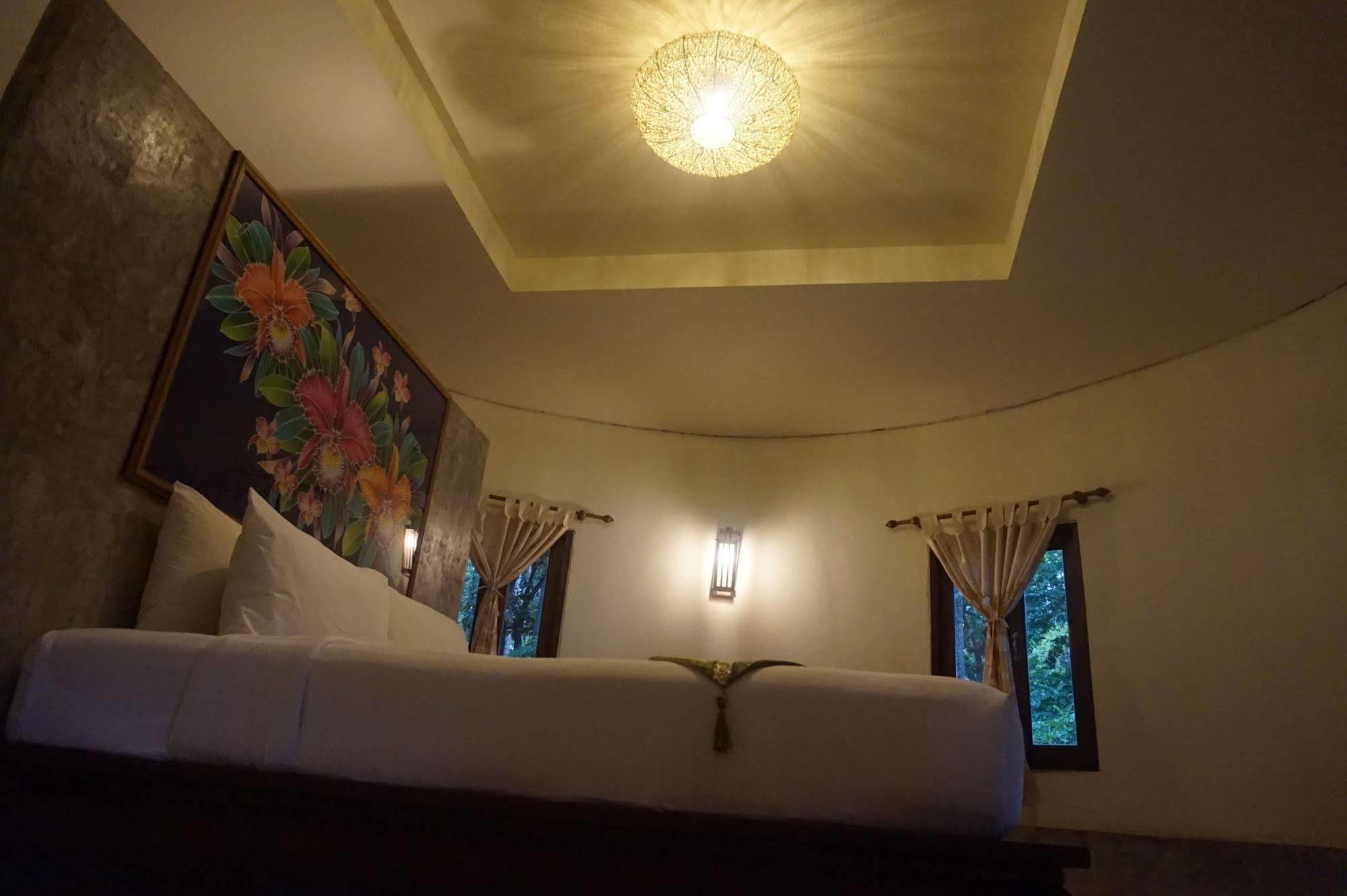 The Tropical Lodge *