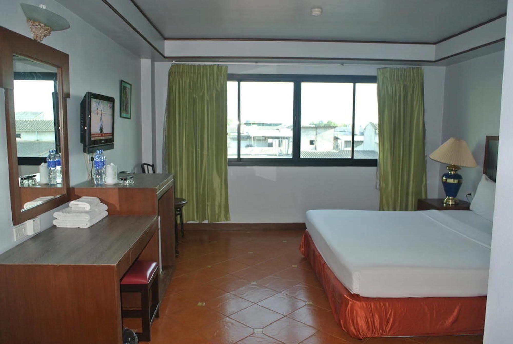 Hejia Grand Hotel 3*