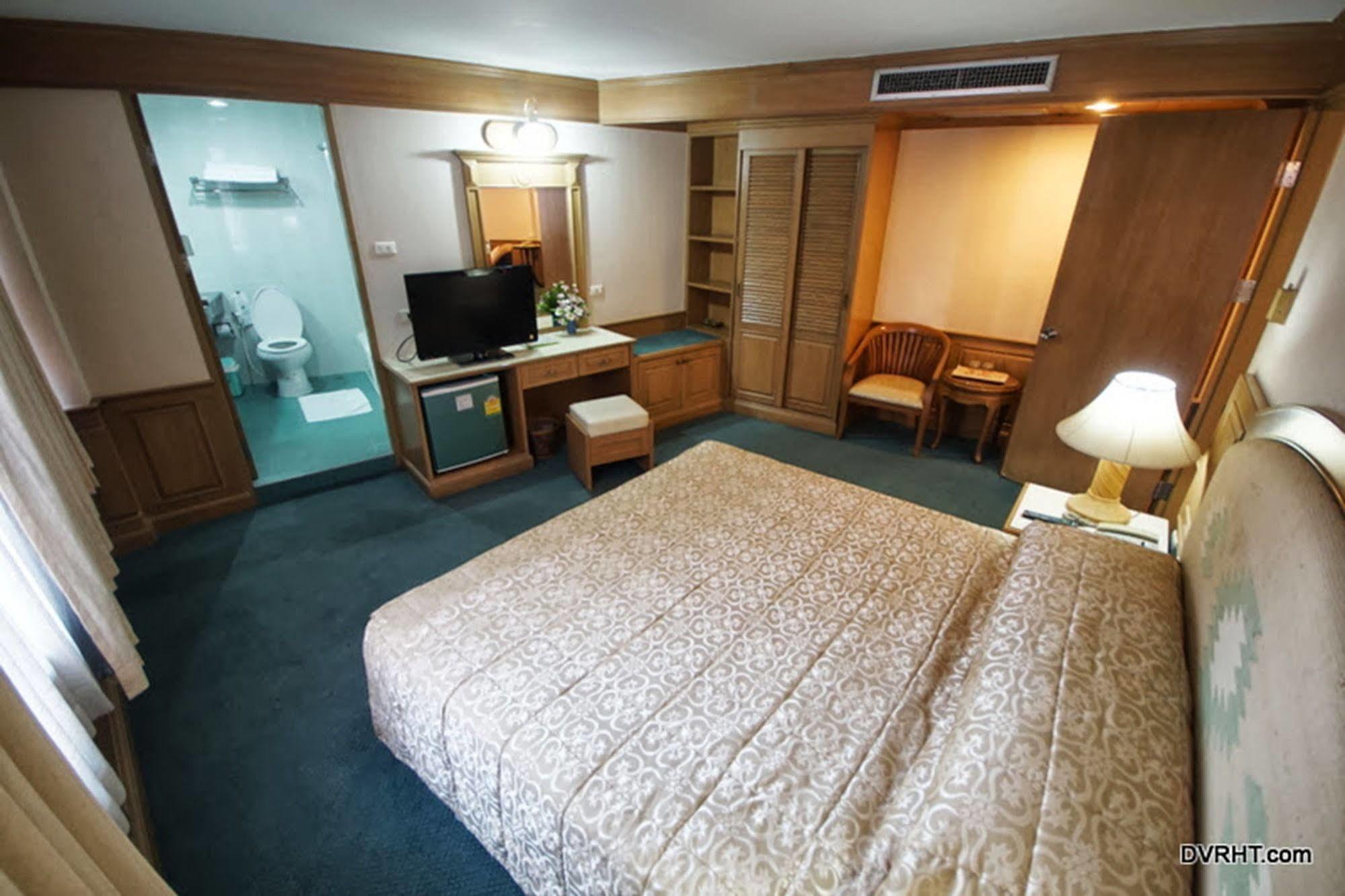 Hotel Dhevaraj 3*