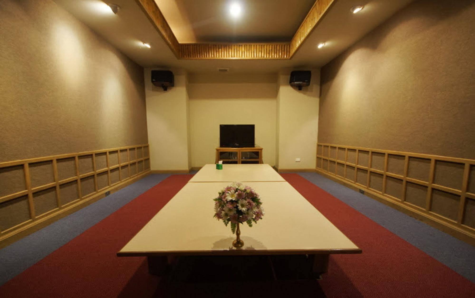 Hotel Dhevaraj 3*