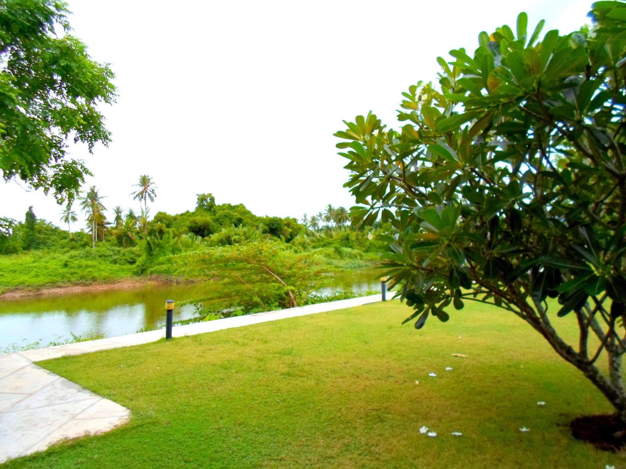Naraya Riverside Hotel 2*