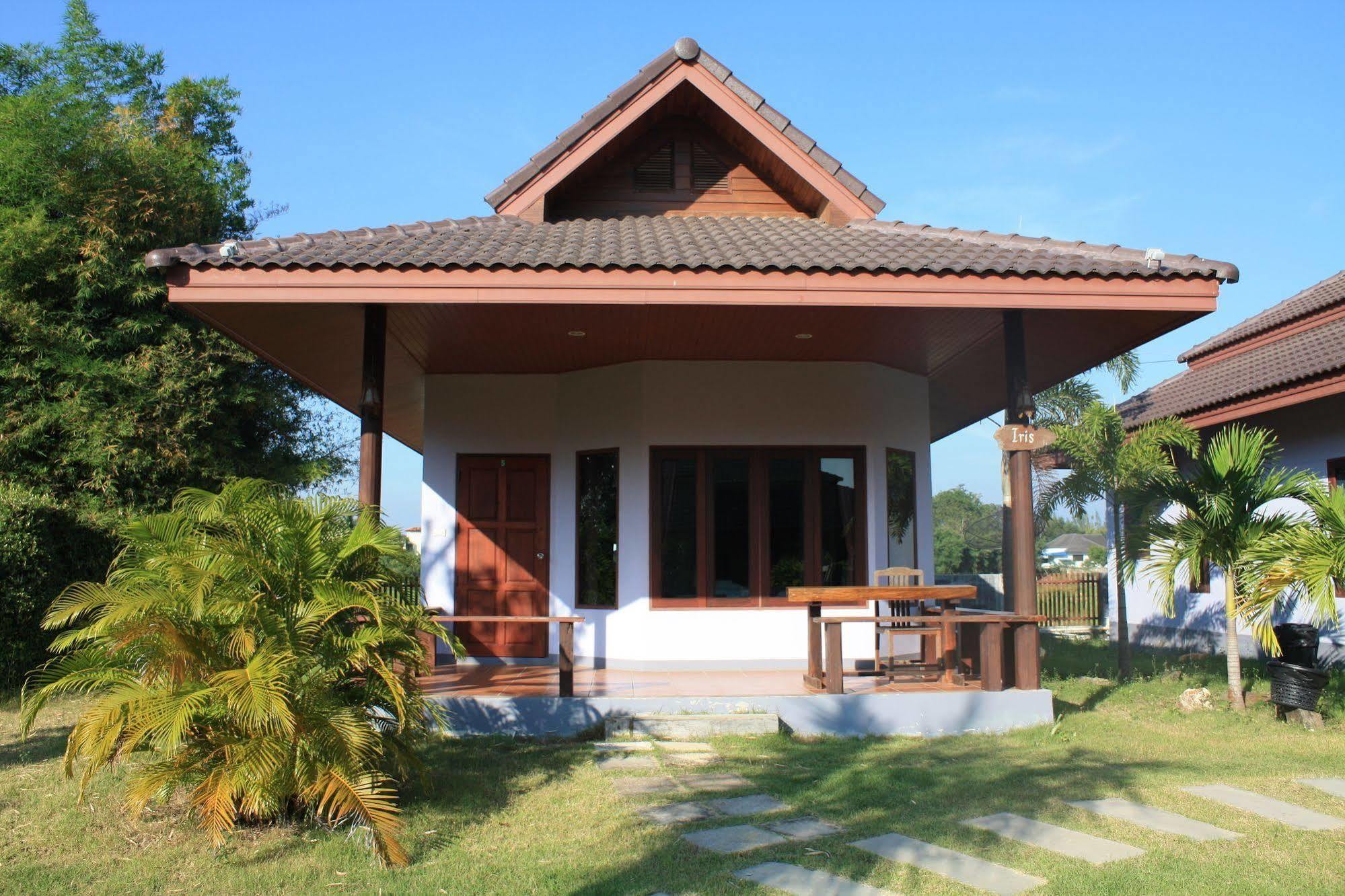 Waterside Resort Pran Buri