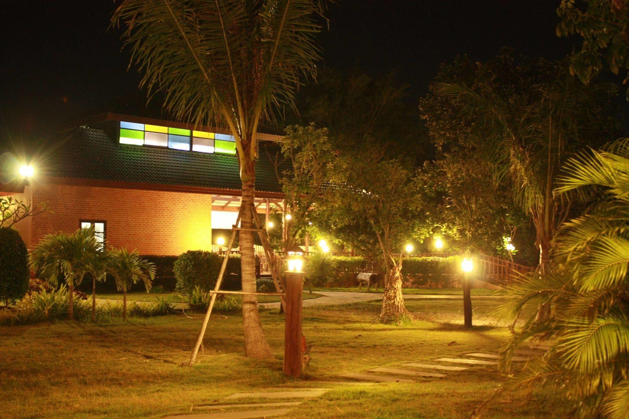 Resort Waterside Pran Buri