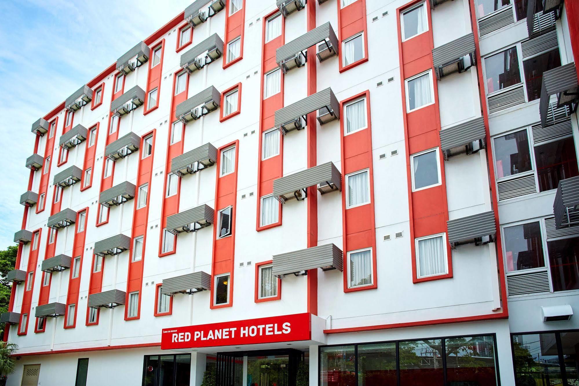 Red Planet Sha Extra Hotel