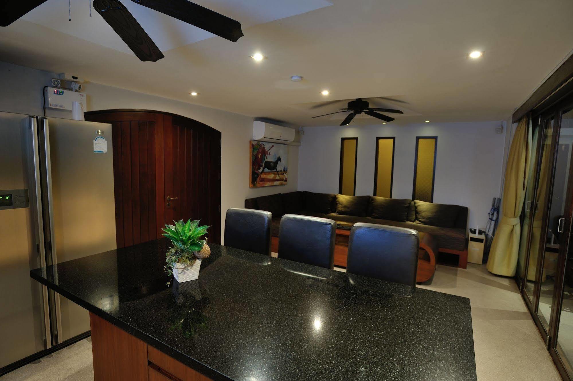 Villa Cozy Tawan Close To *
