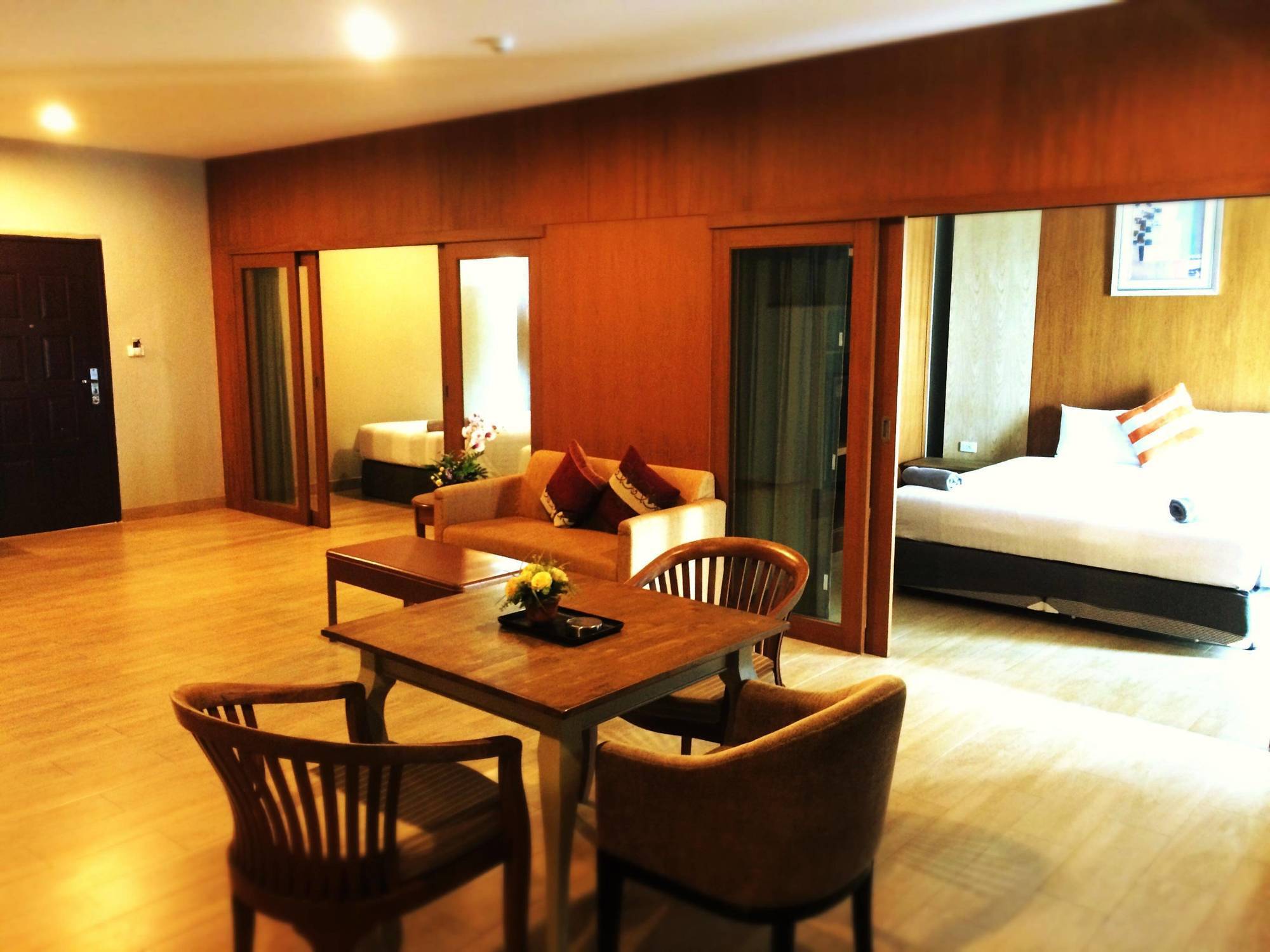 V8 Seaview Hotel 2*