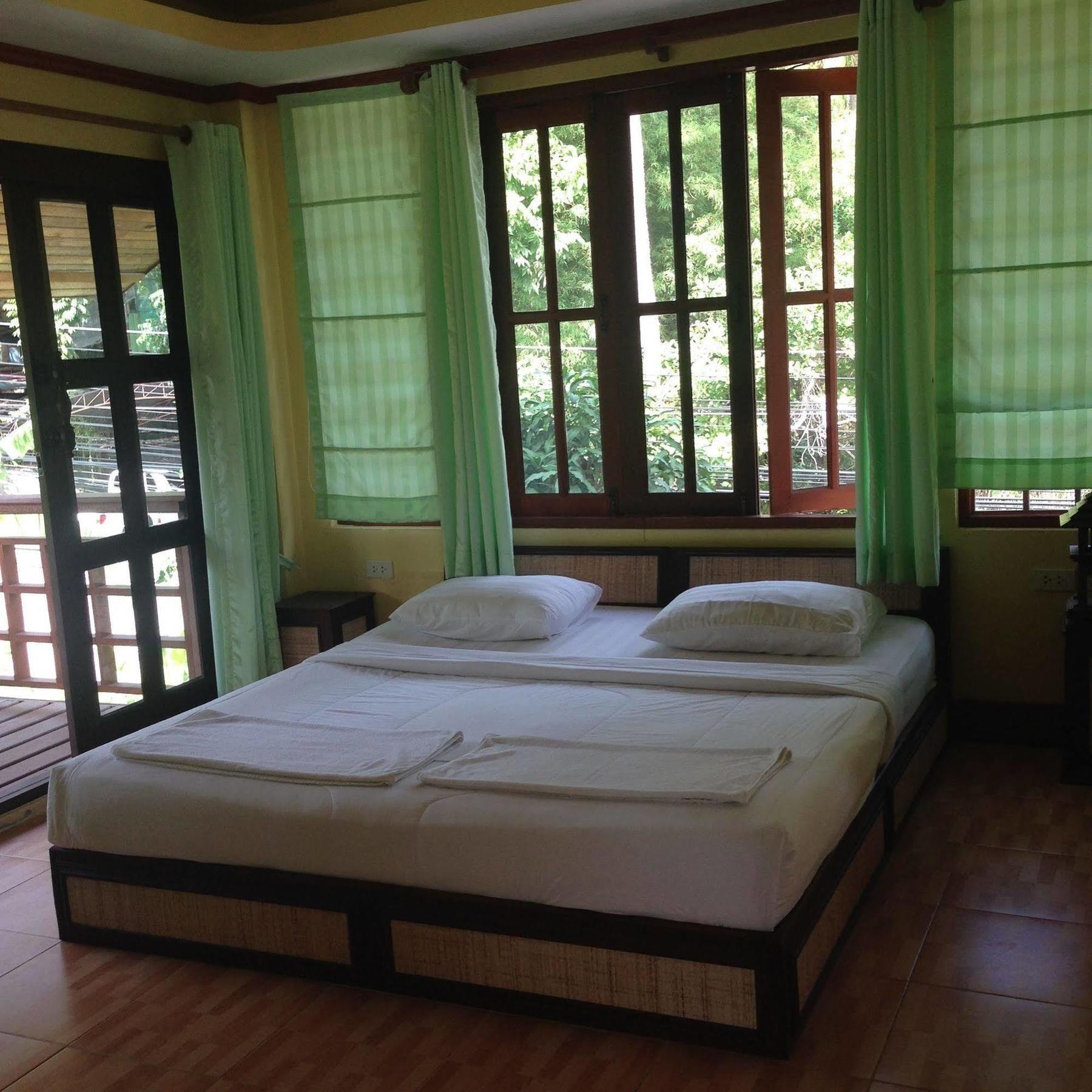 Hut Sun Hotel