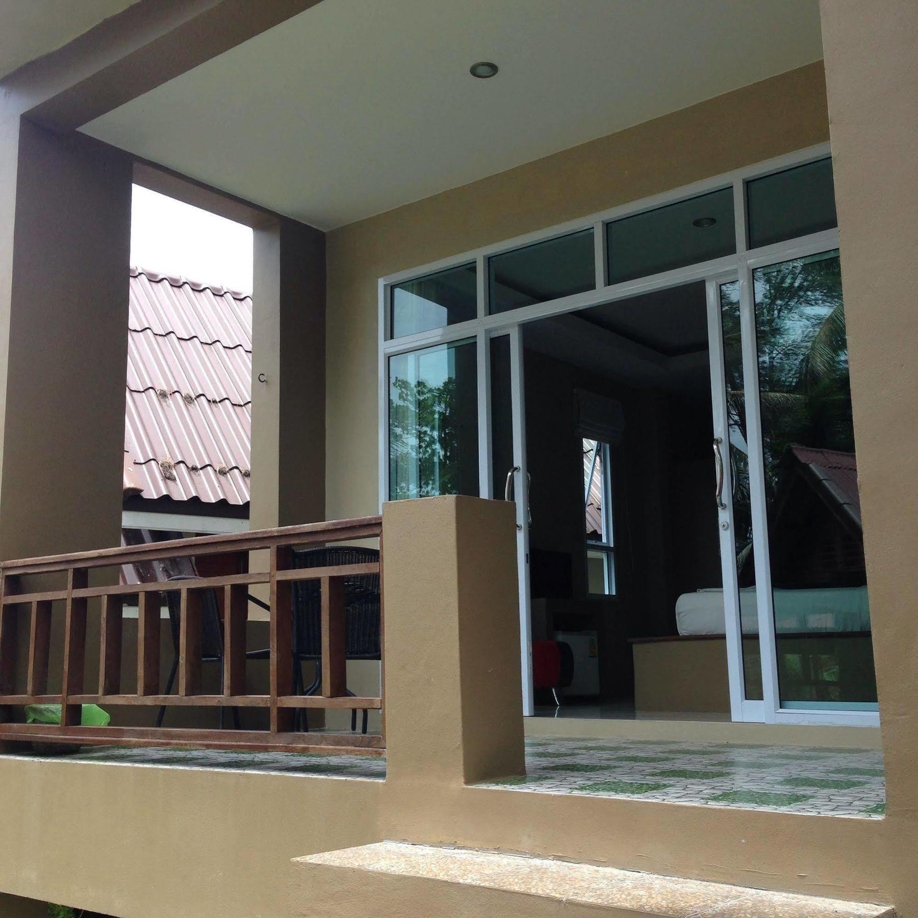 Hut Sun Hotel