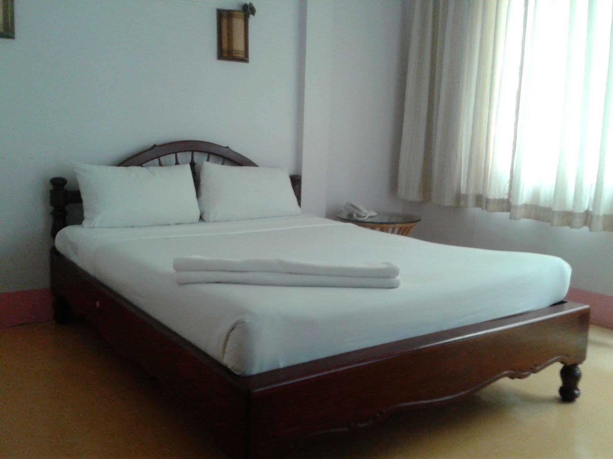 S2s Queen Hotel