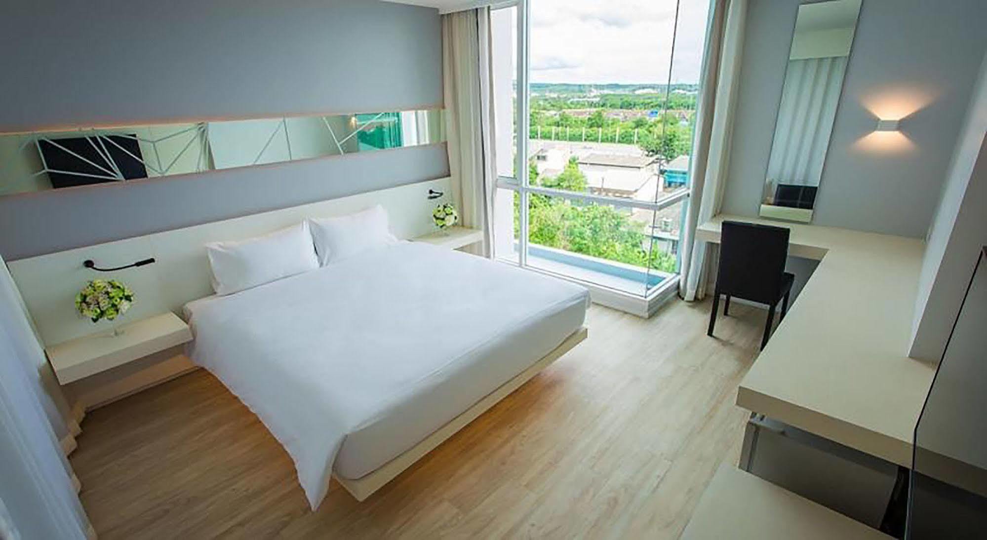 Crystal Yai Hotel 4*