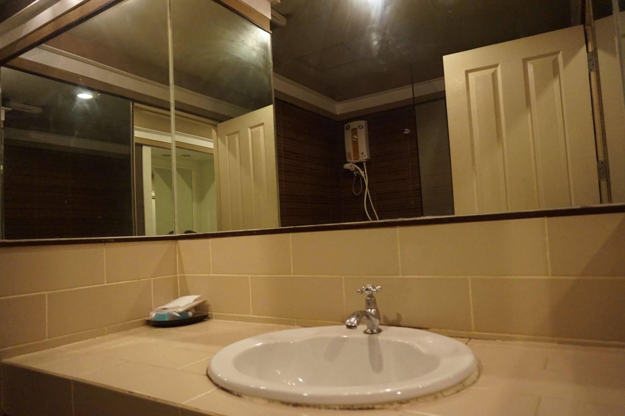 Narakul Hotel 3*