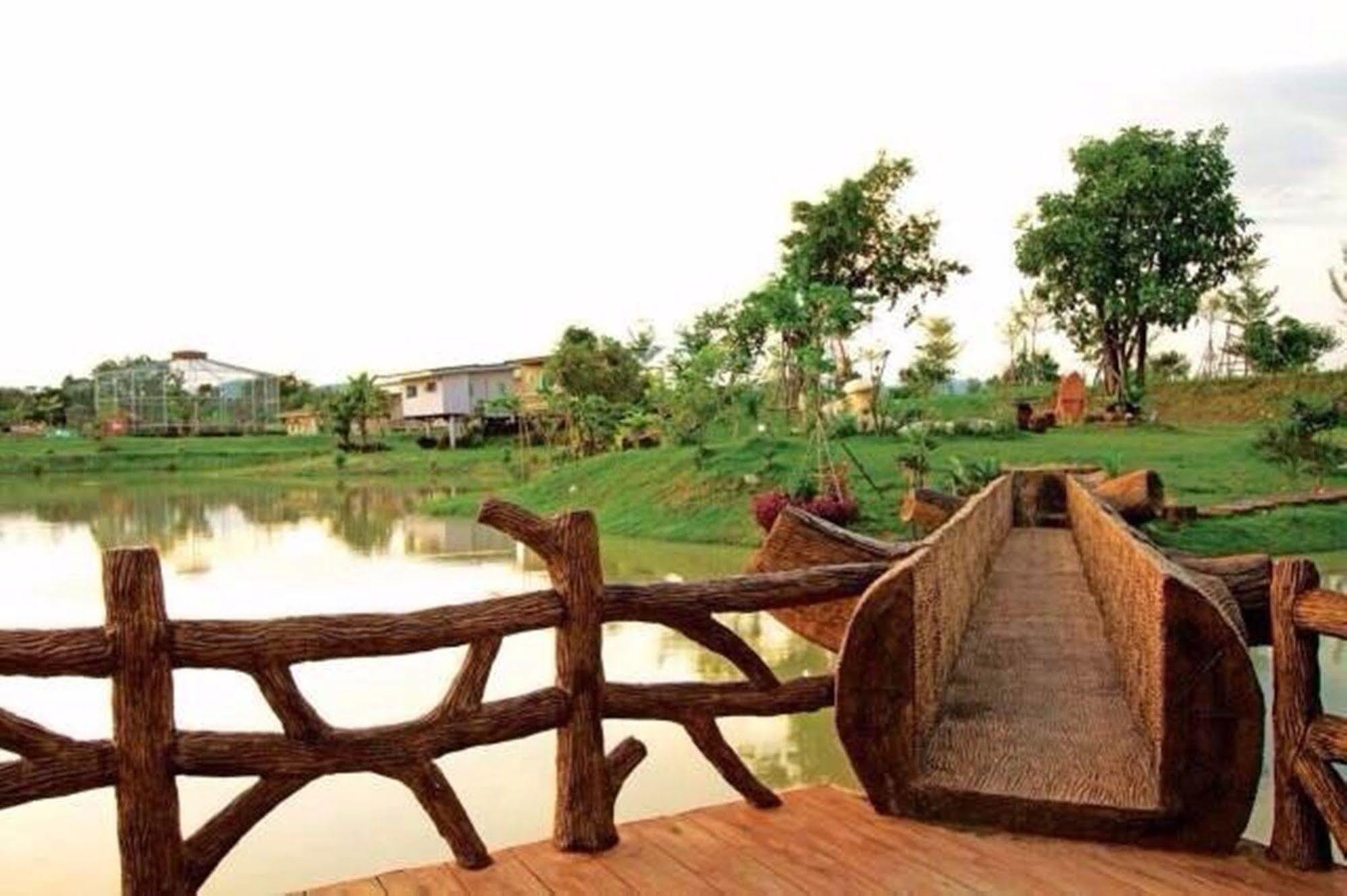 Timberland And Fruit Hotel