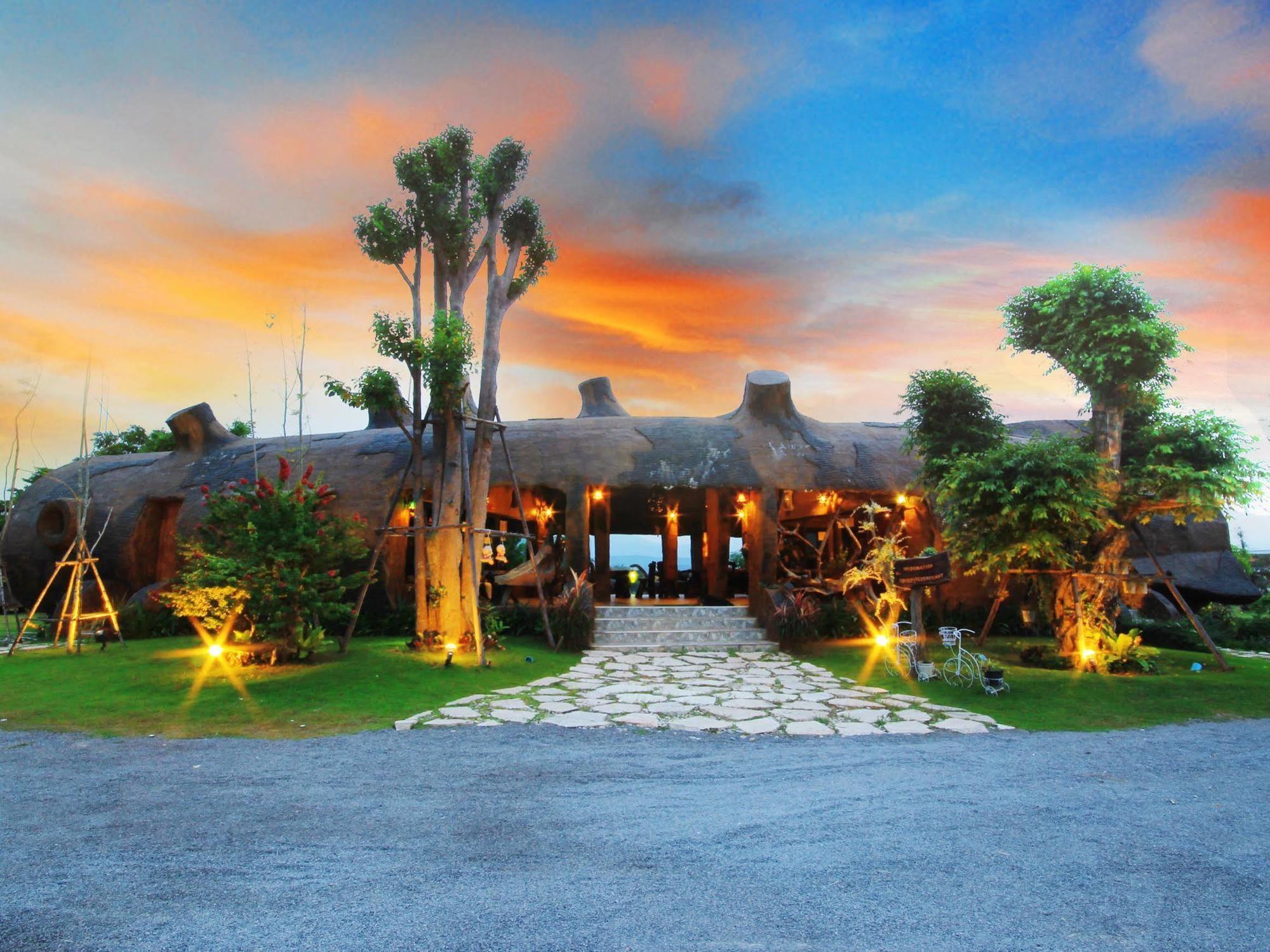 Timberland And Fruit Hotel