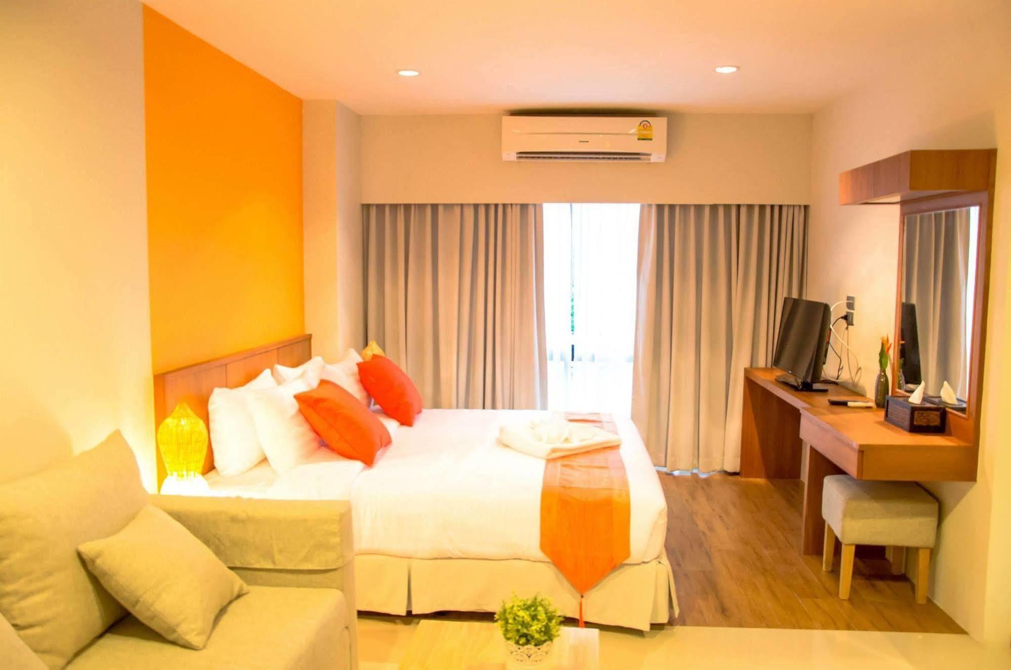 Crystal Jade Hotel 3*