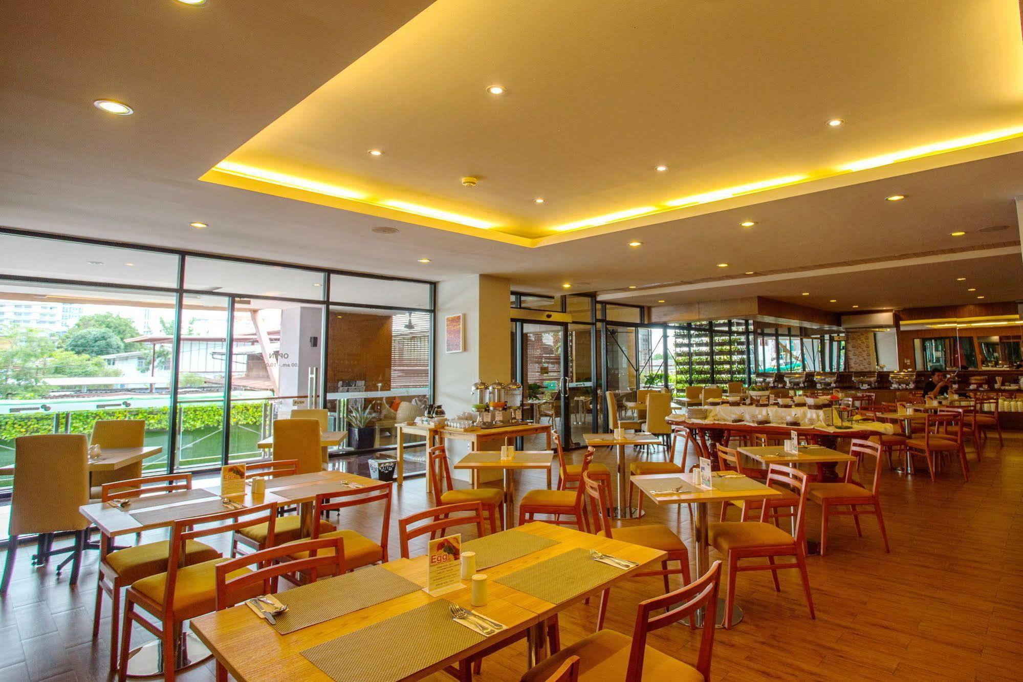 Crystal Jade Hotel