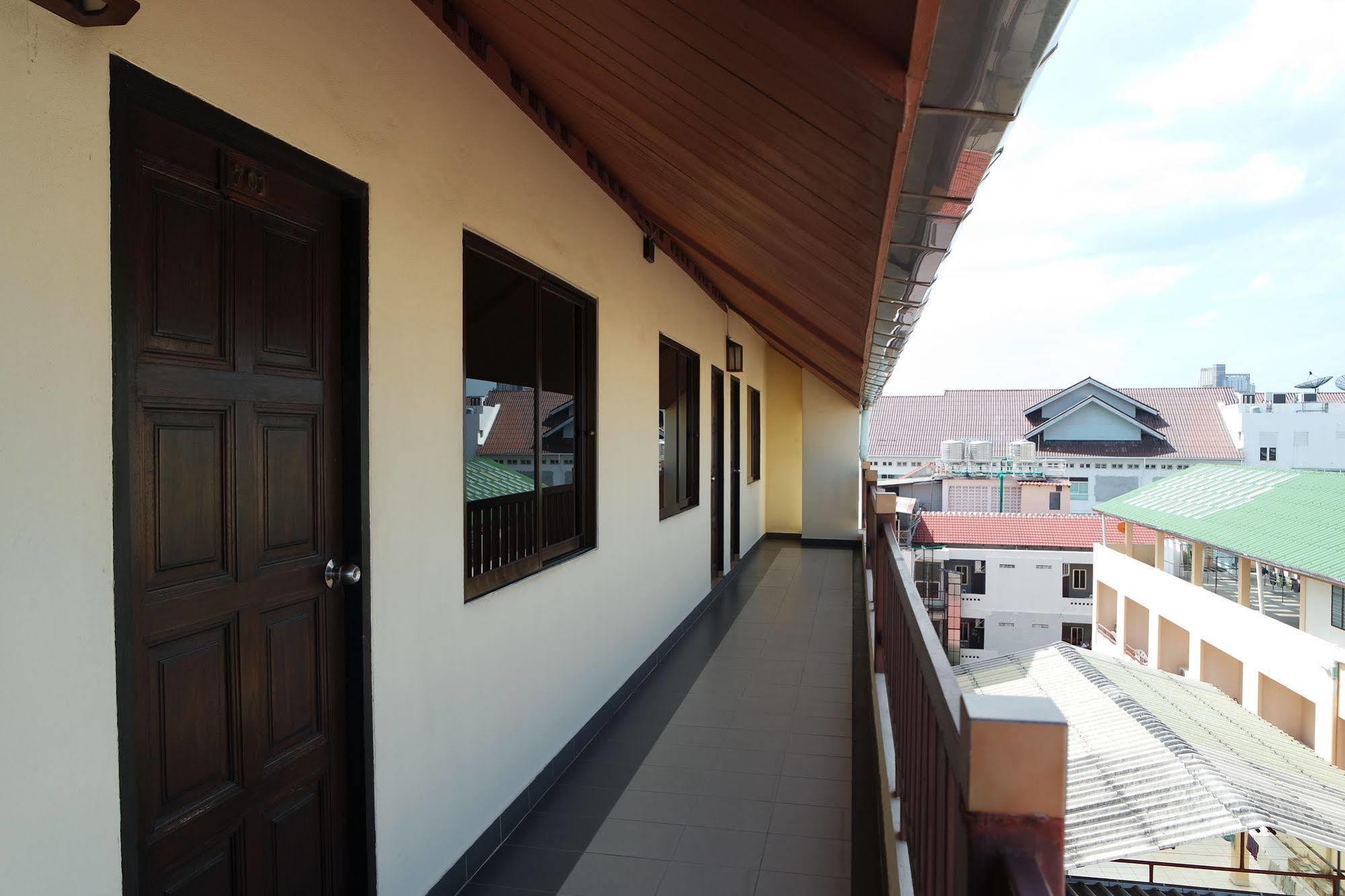 New Nikom Court Apartment *