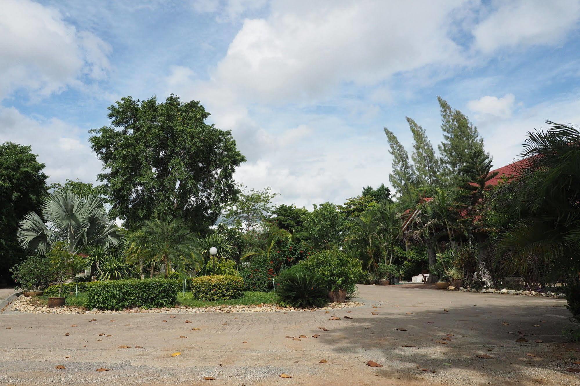 Phutawan Hotel 2*