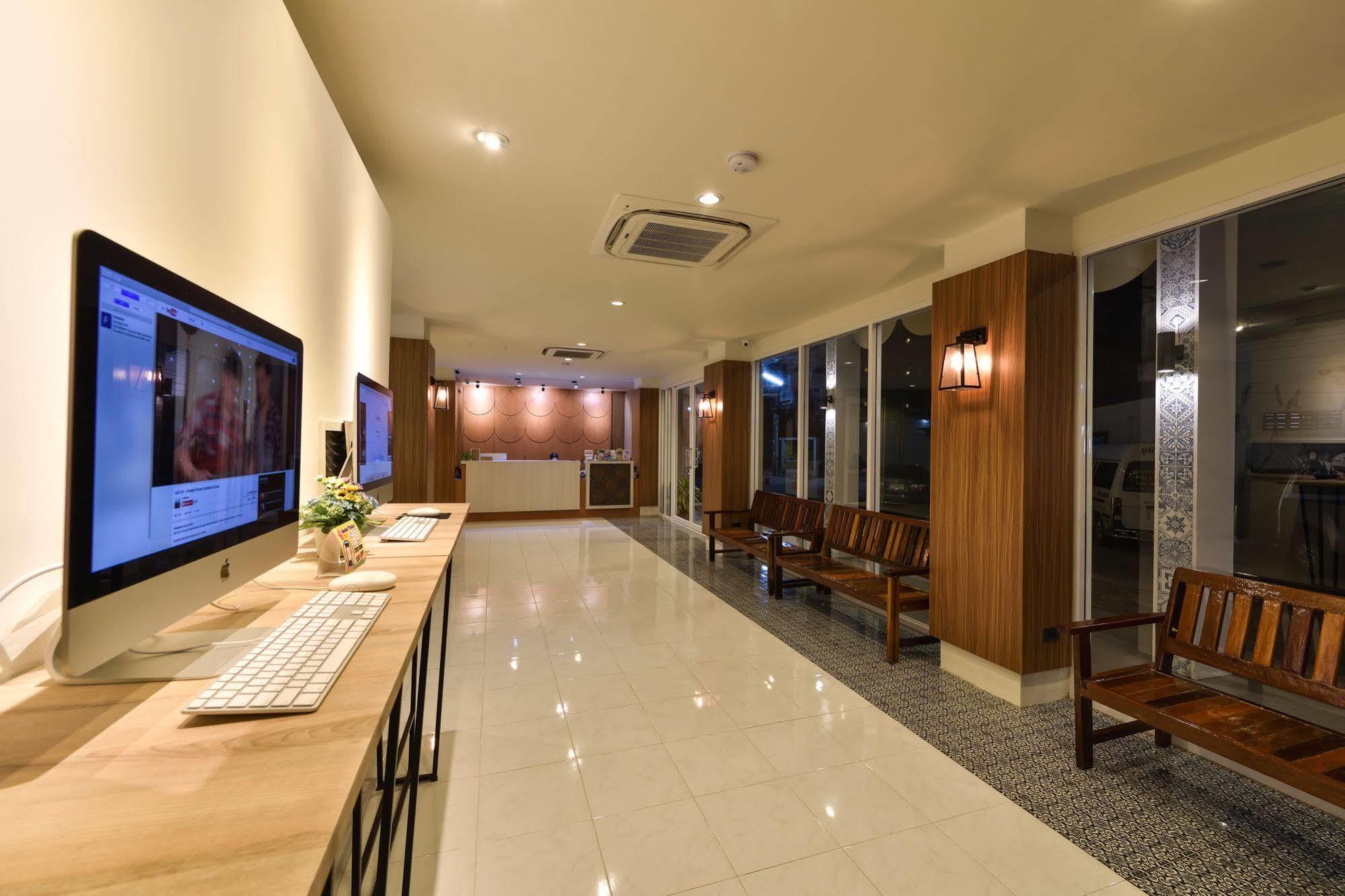 Hotel October