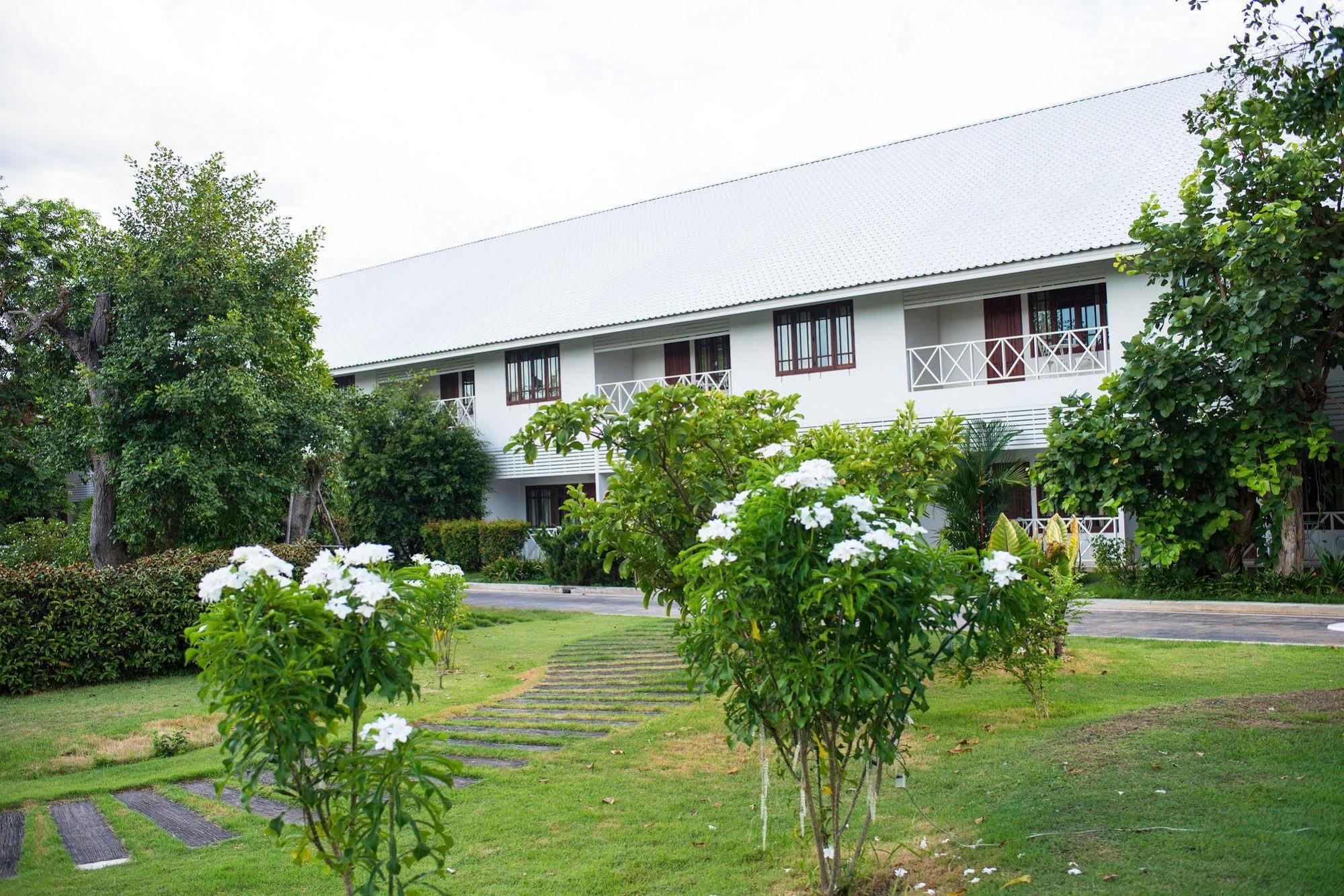 Hotel Nongkhai White 3*