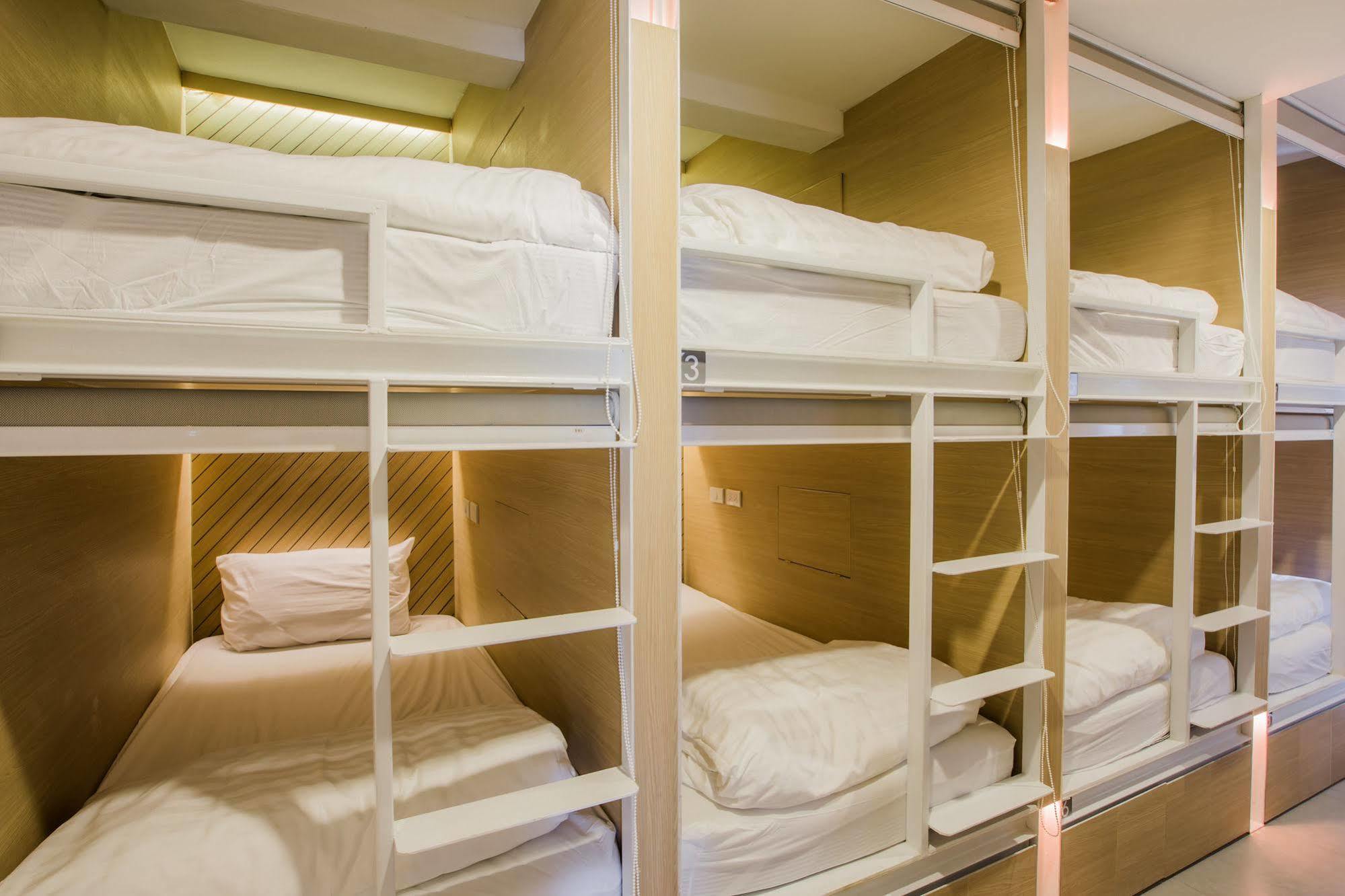 Snoozz Hostel *