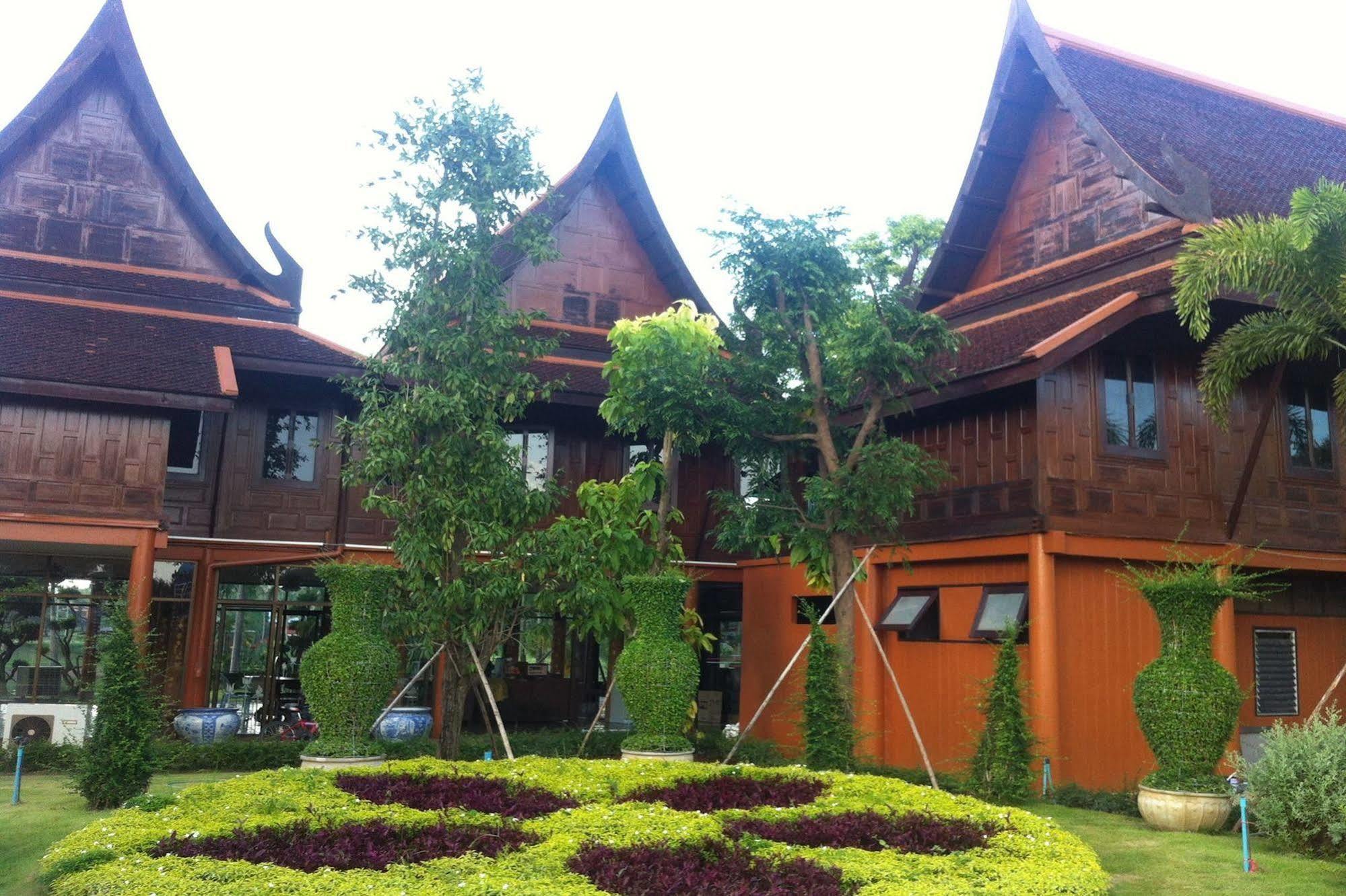 Hotel Prompiram Suannam & Golf Club
