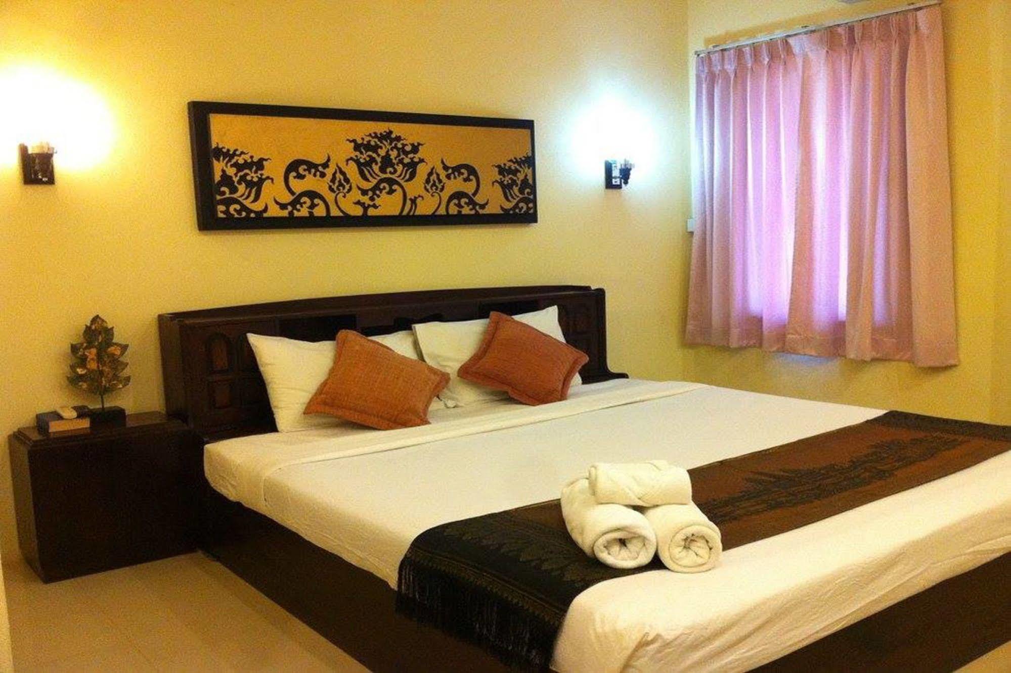 Hotel Prompiram Suannam & Golf Club