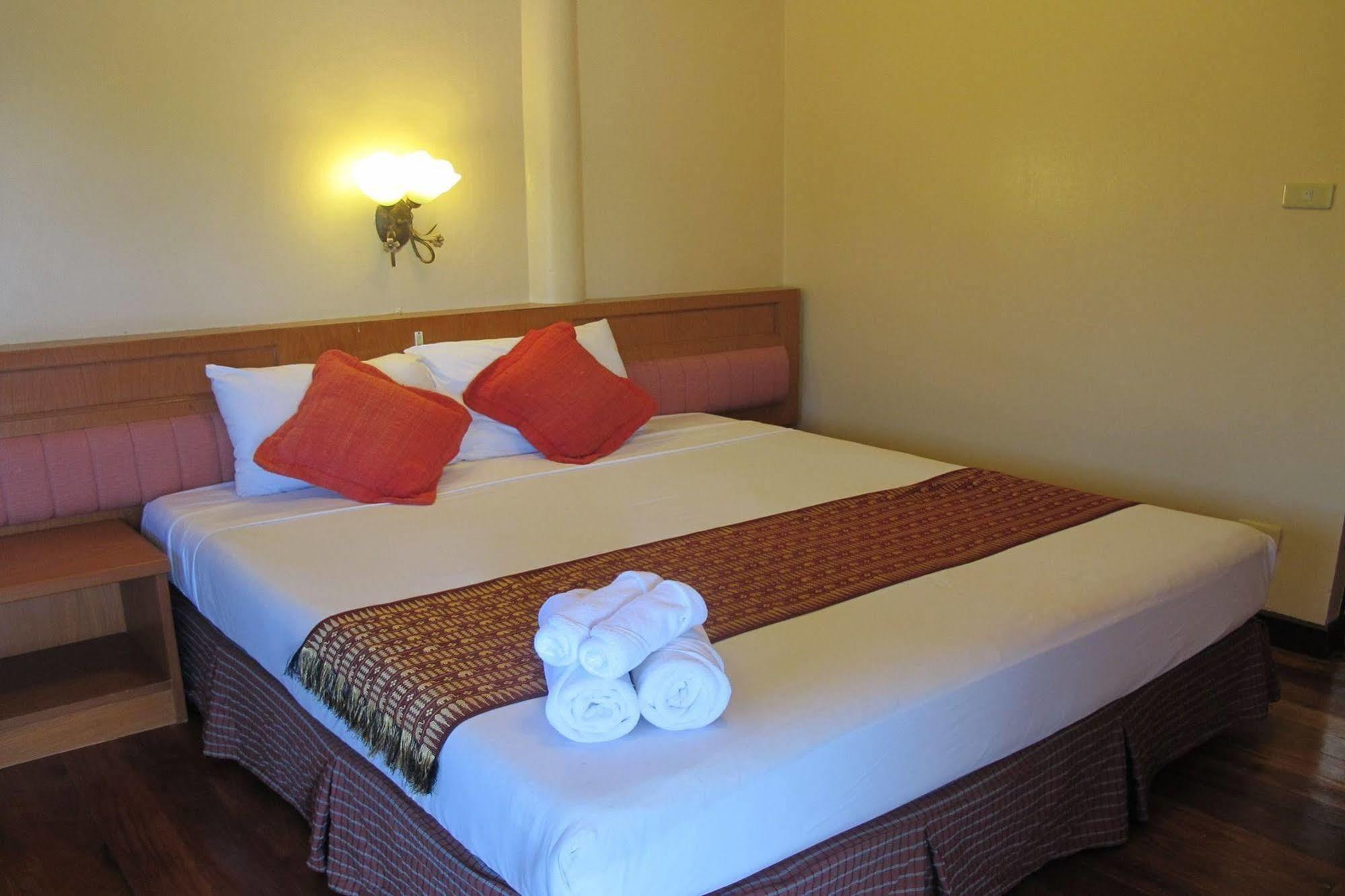Hotel Prompiram Suannam & Golf Club