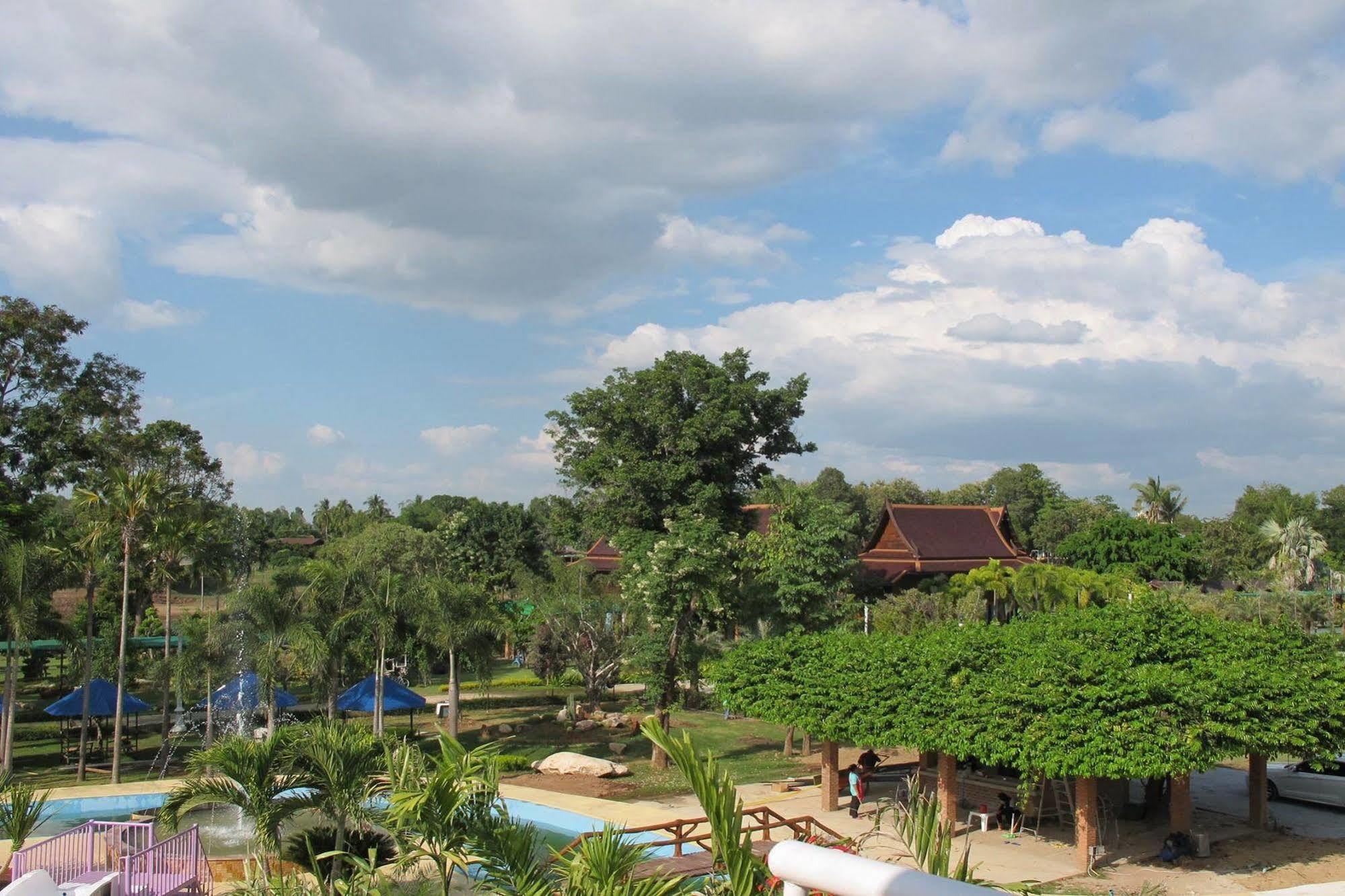 Hotel Prompiram Suannam & Golf Club
