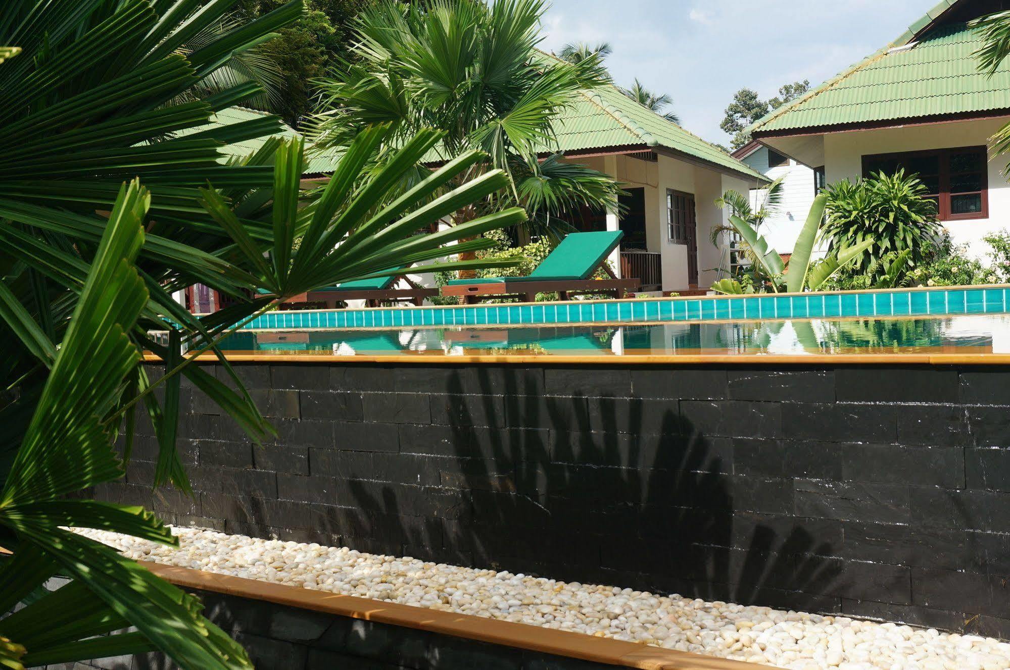 Hotel Baannoksuan Samui 3*