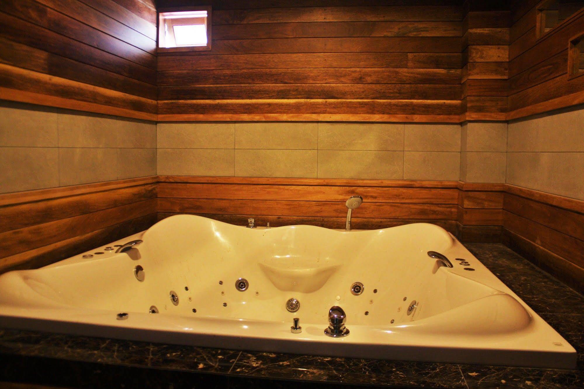 Metro & Hotel 4*