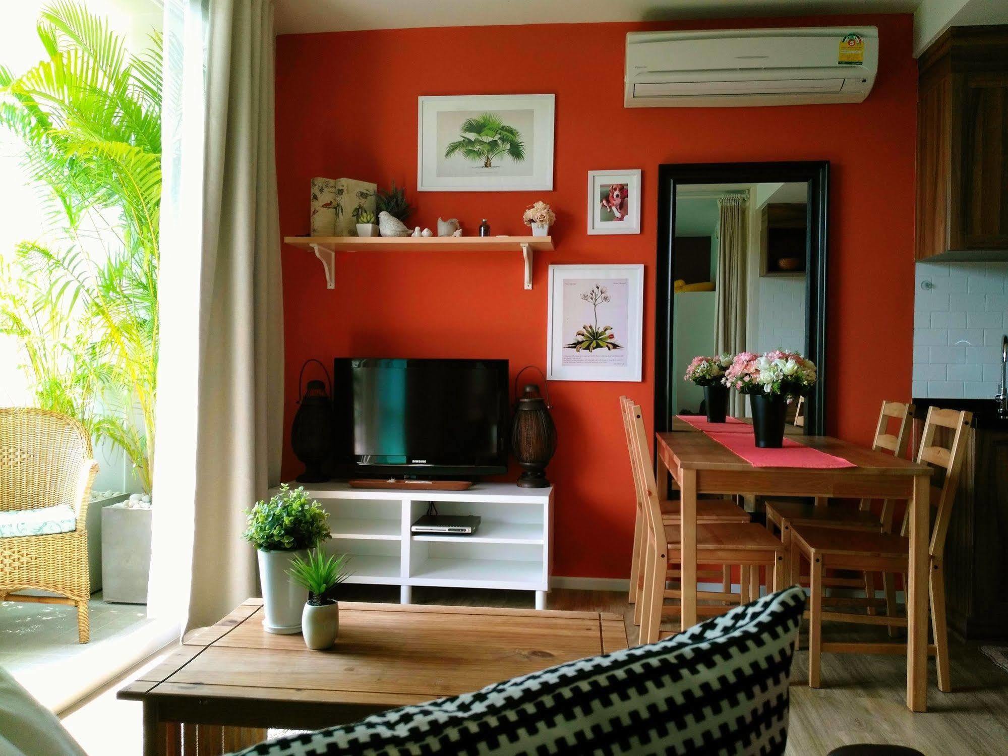 Autumn - The Sunset Apartment *