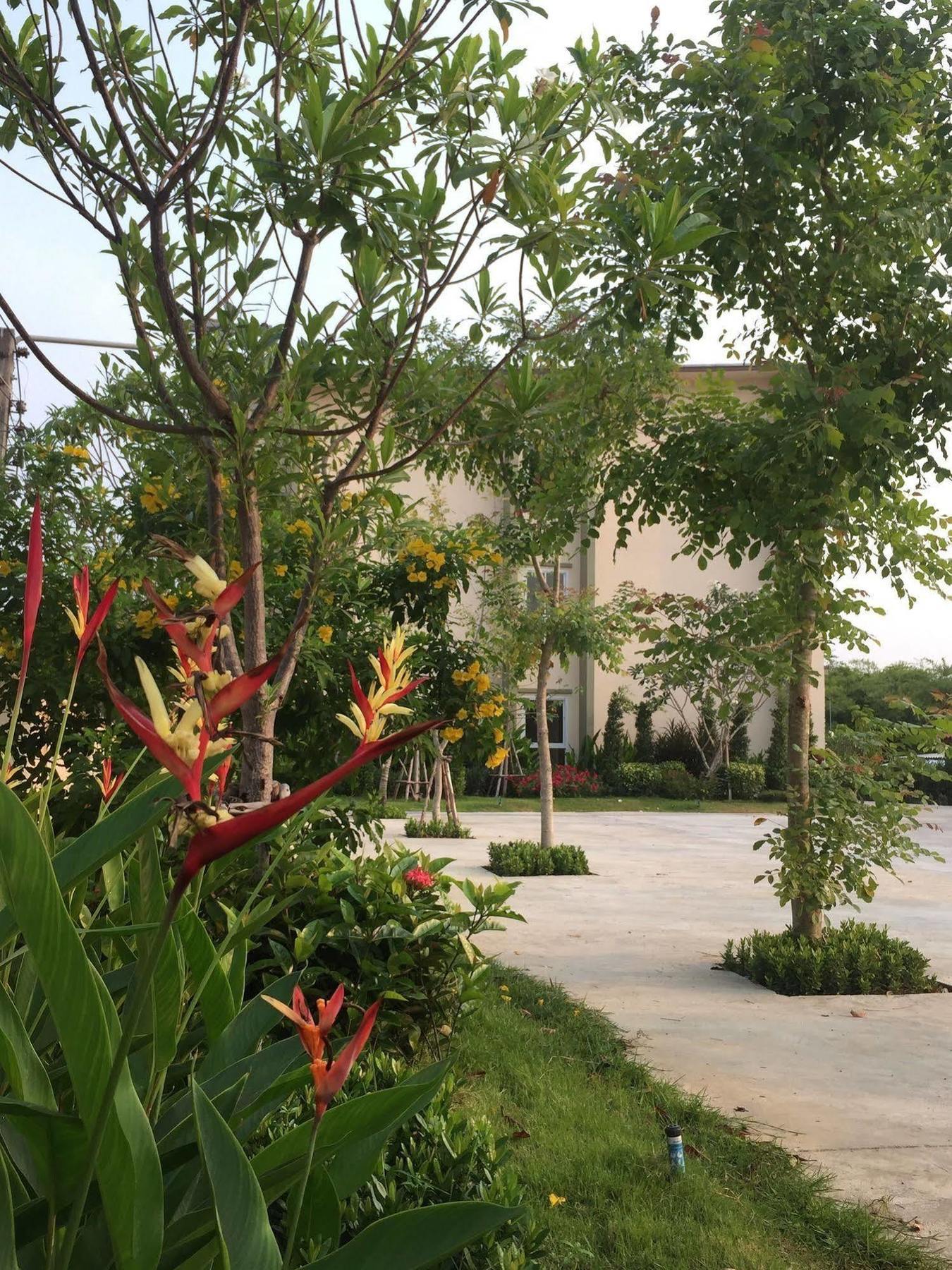 Hotel Oyo 306 Paradise Park Laemchabang 2*