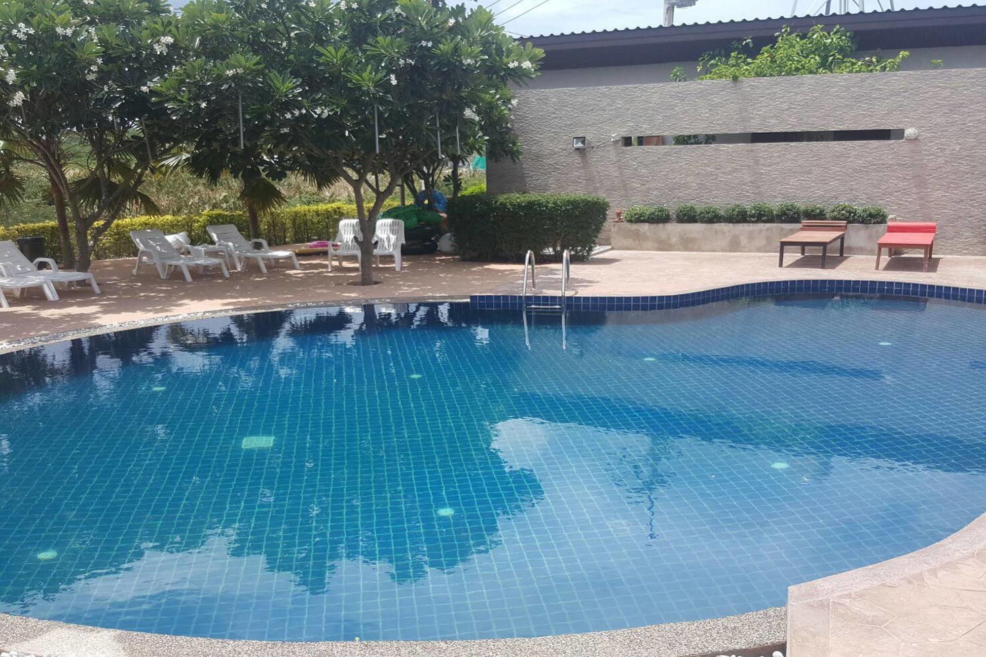 Hotel Boat Pool