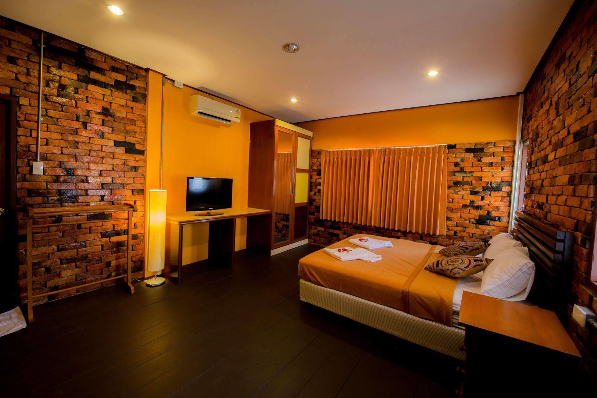 Adang Island Hotel 3*