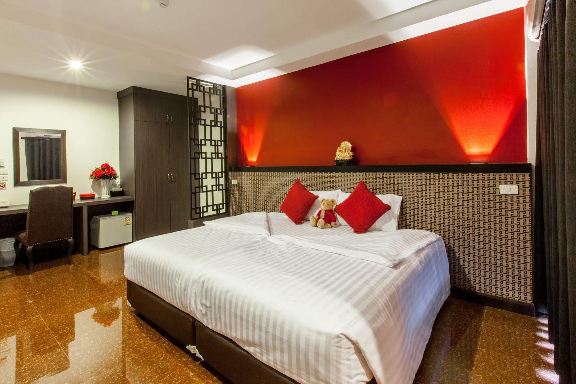 Gallery Lake View Hotel 4*