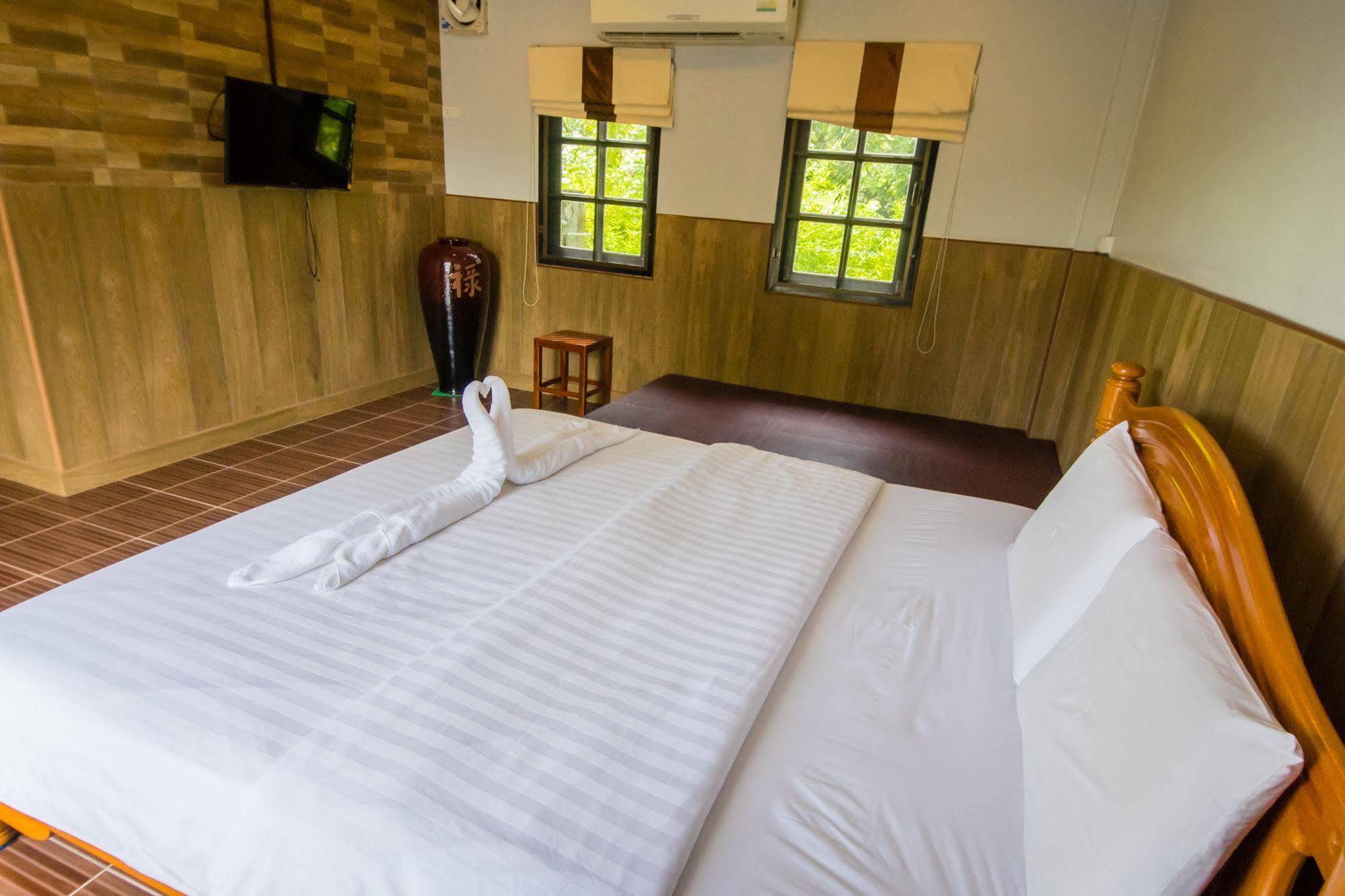 Hotel Baanrimnam Trat