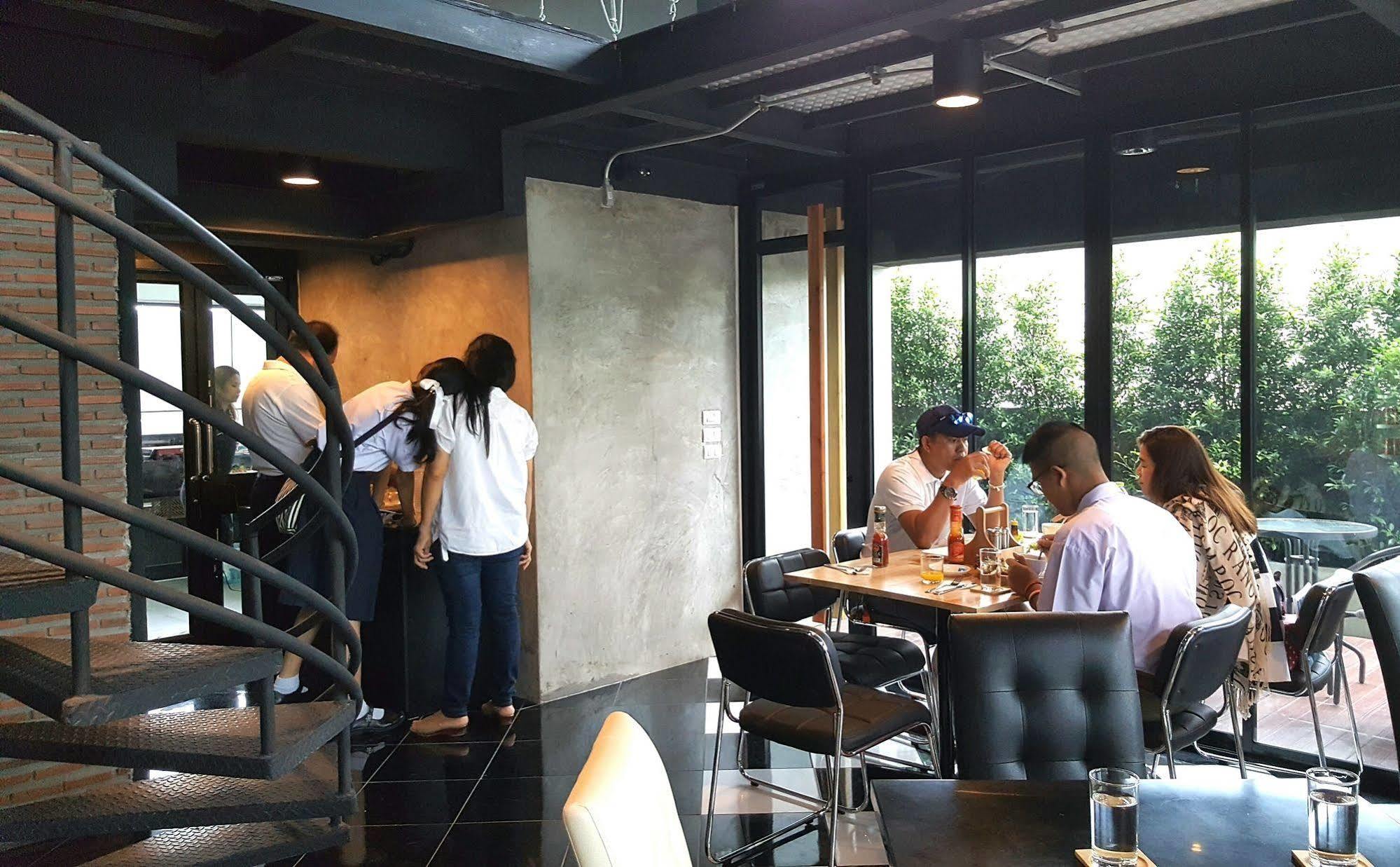 The Logbook And Cafe' 2*