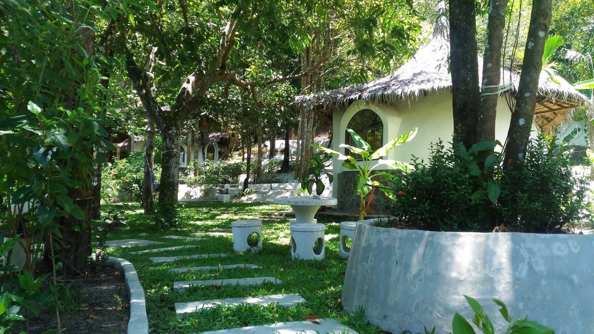 Flower Power Village Koh Phayam