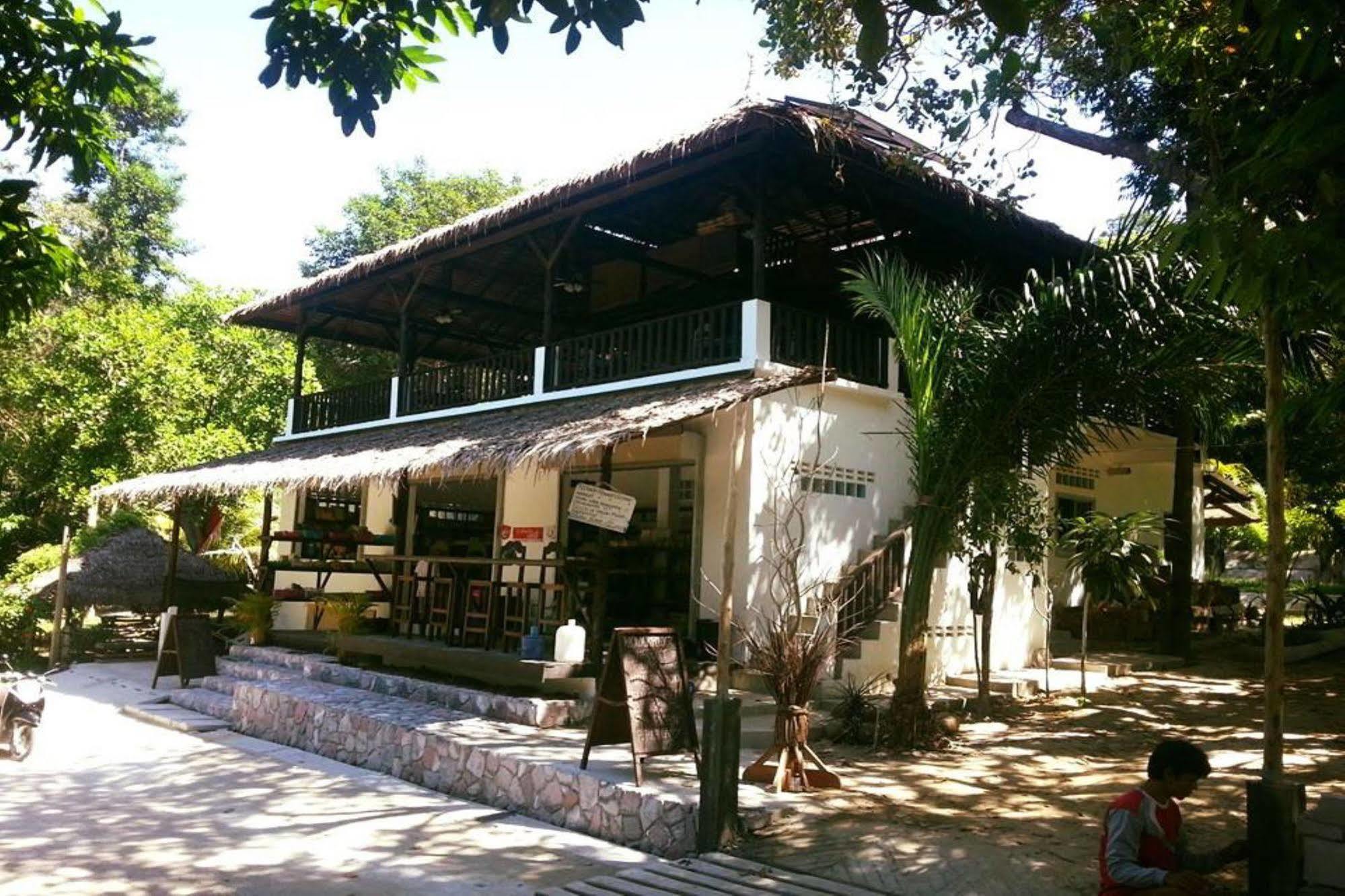 Flower Power Village Hotel 2*