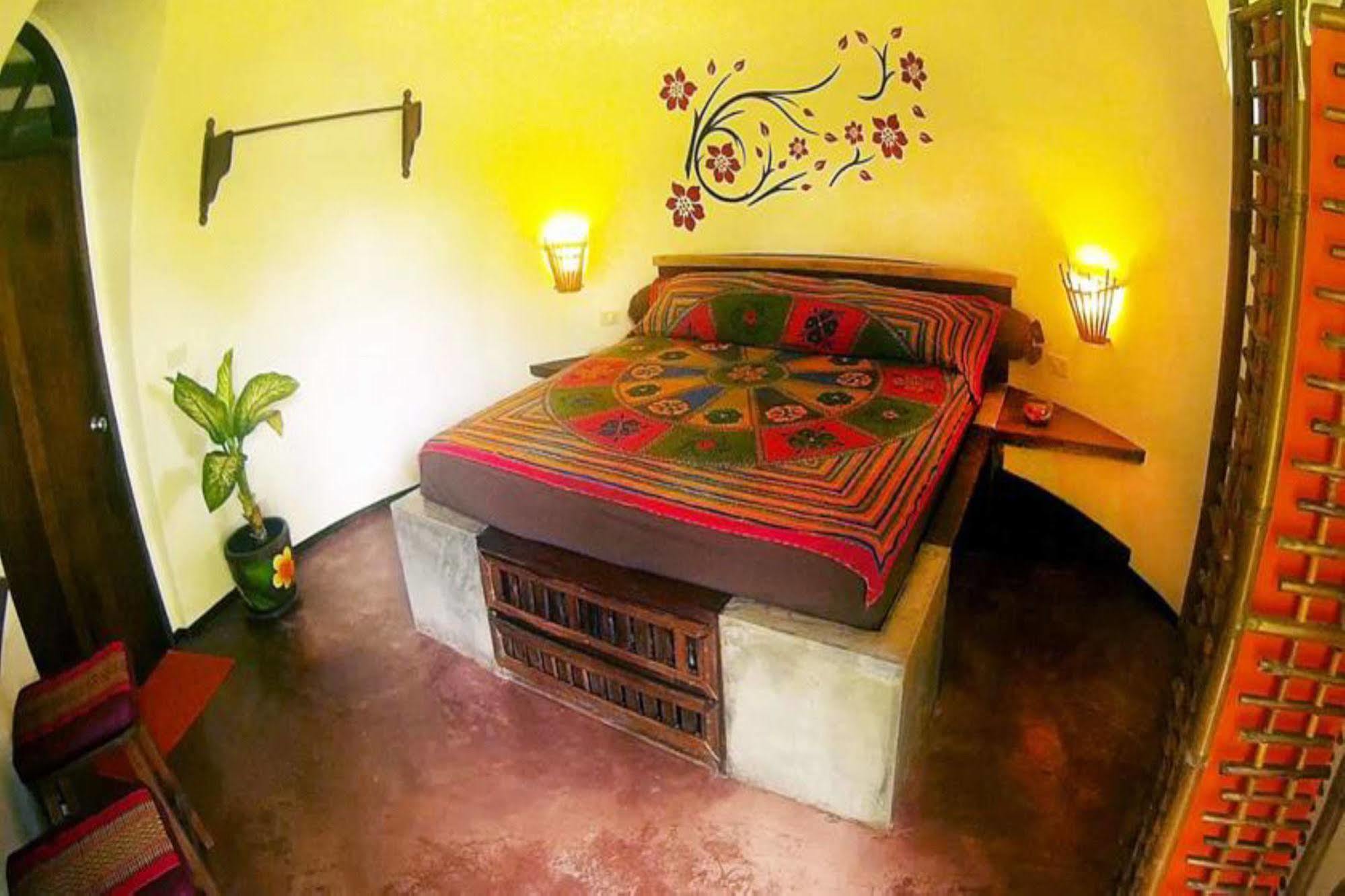 Flower Power Village 2* Koh Phayam