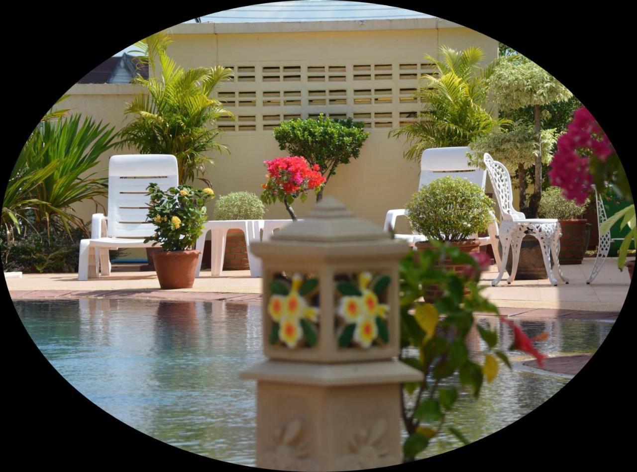 Baan Sabaijai Resort *