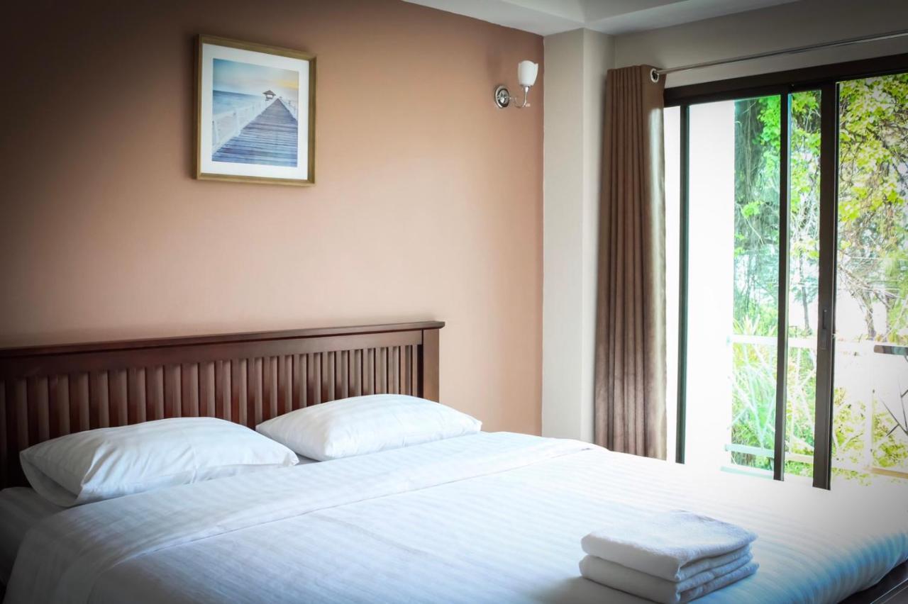 Yellow House Rayong Bed & Breakfast